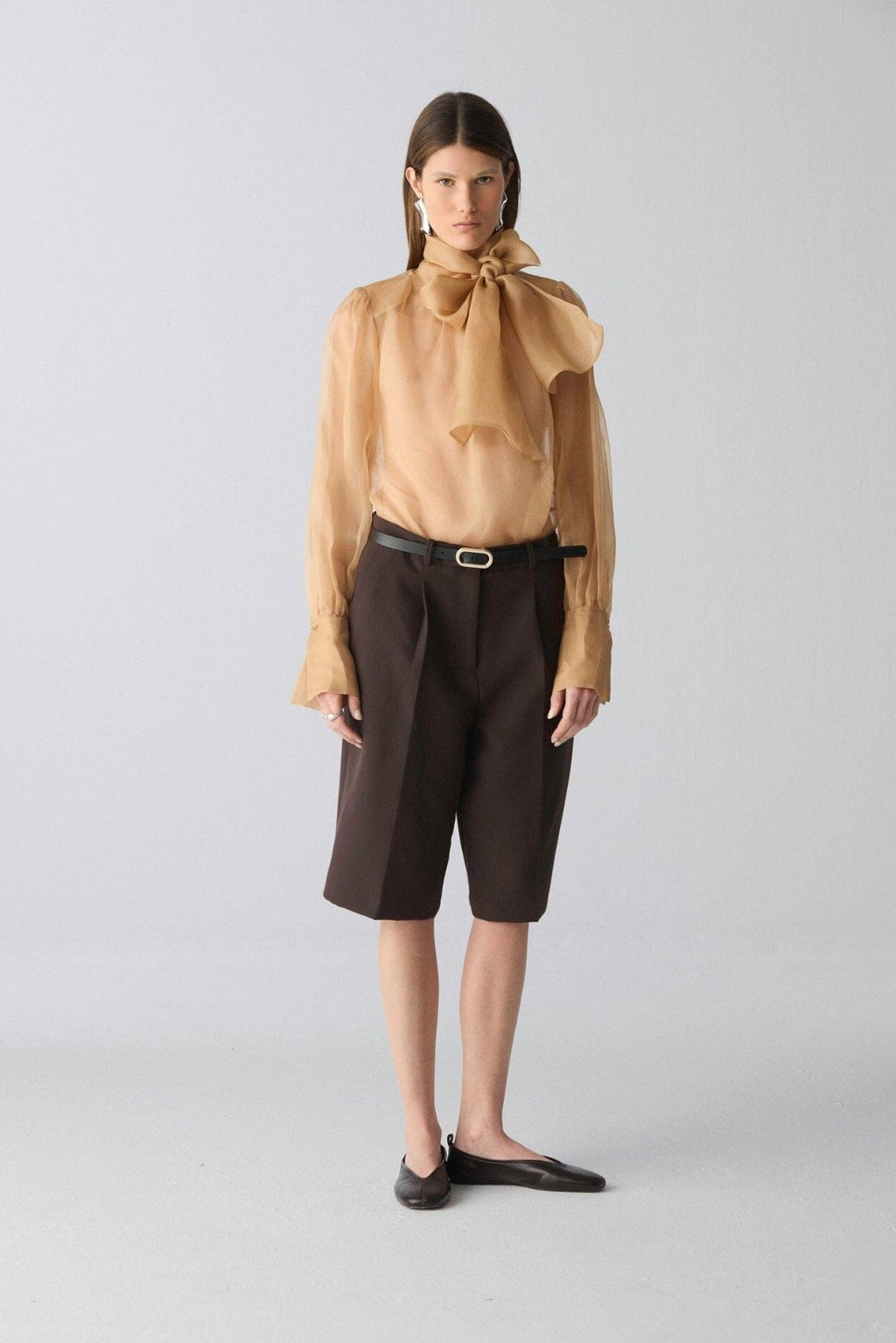 Camisa con lazada de organza camel