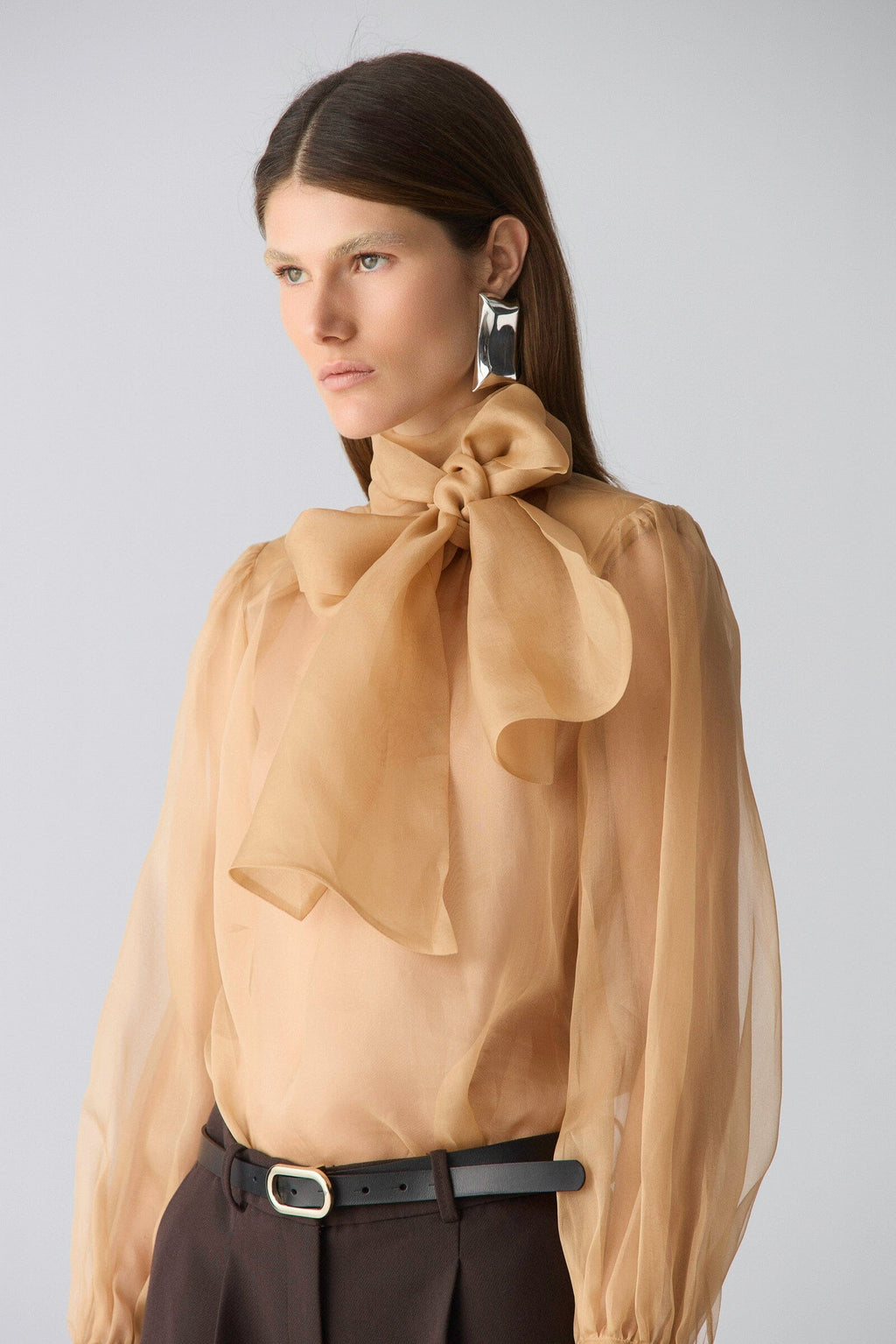 Camisa con lazada de organza camel