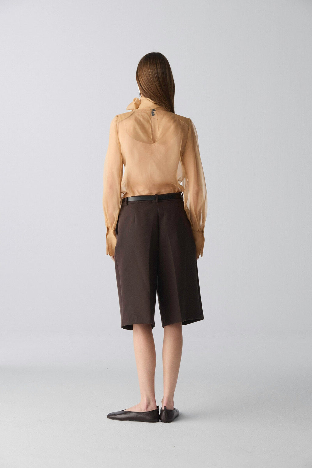 Camisa con lazada de organza camel