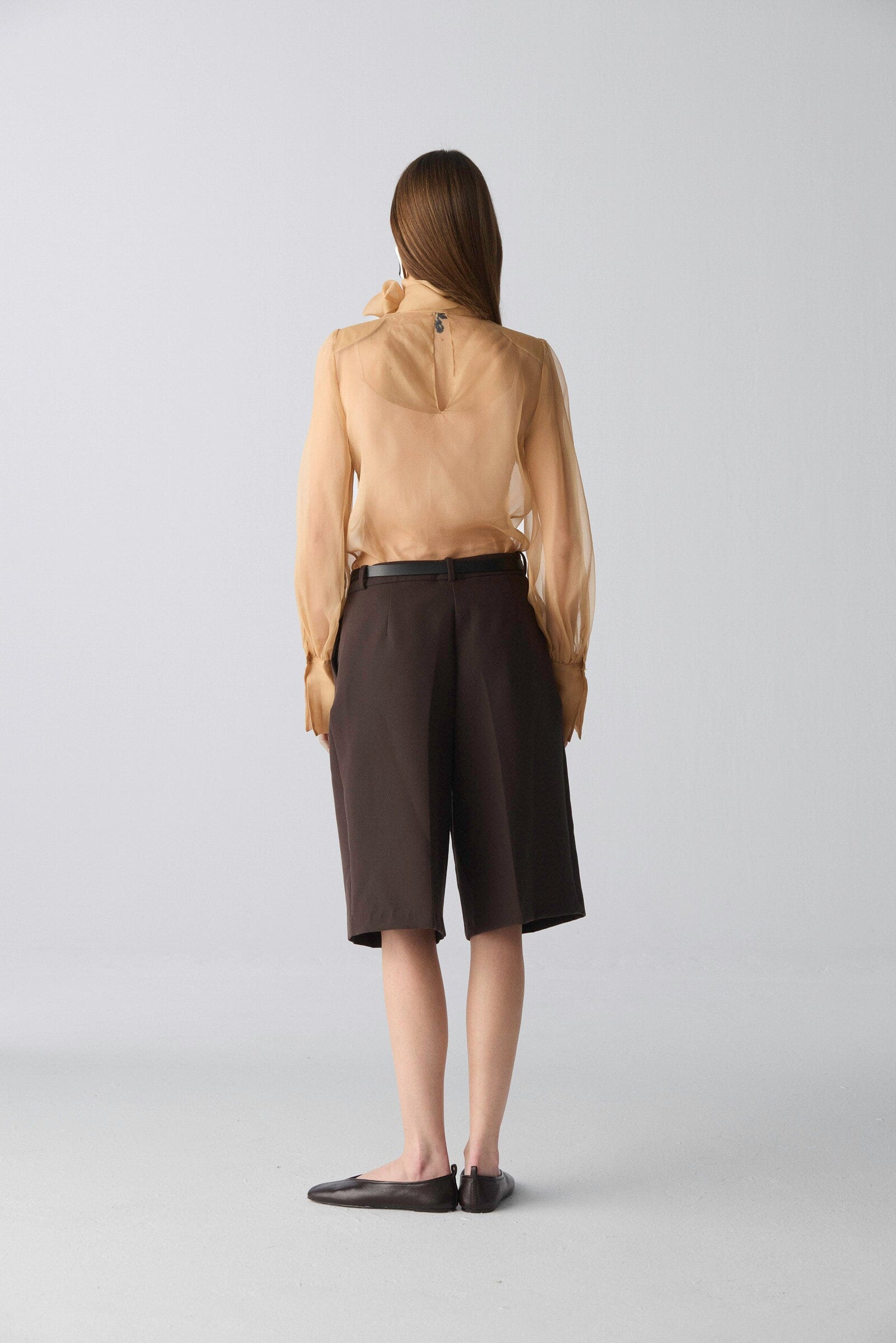 Camisa con lazada de organza camel