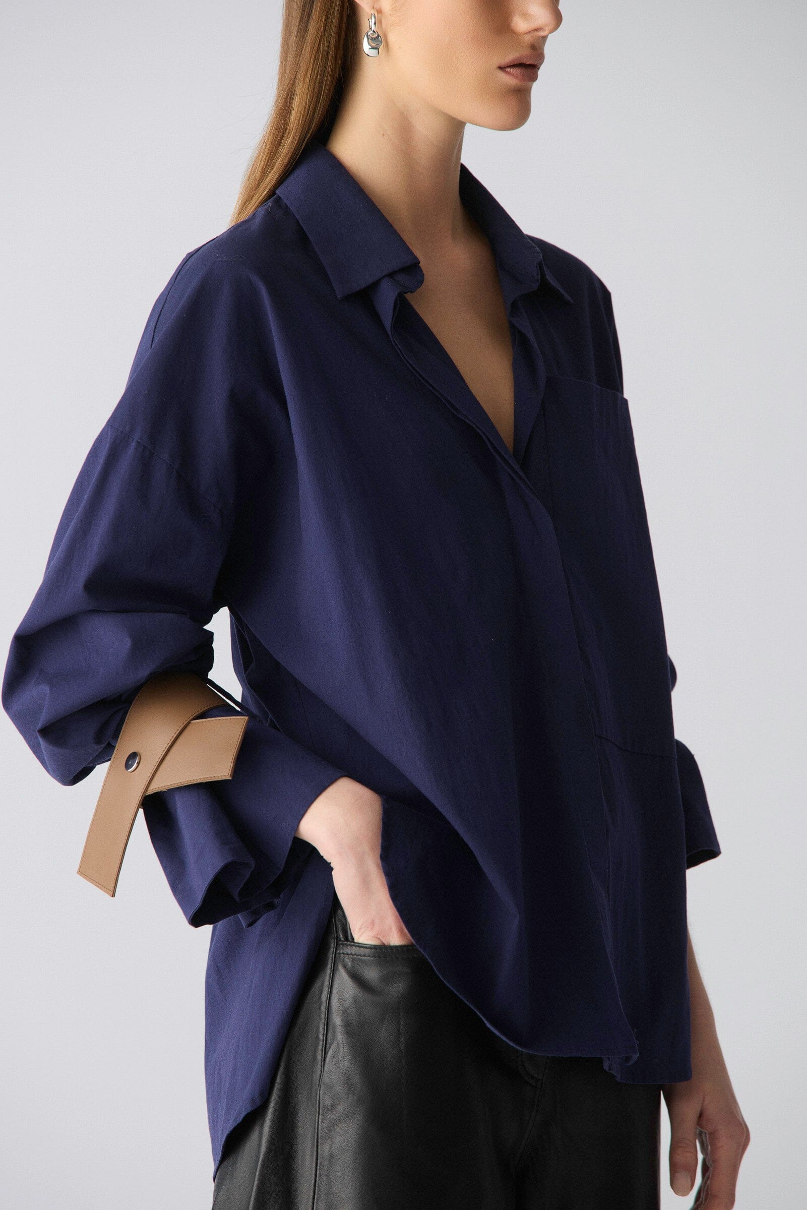 Camisa oversize de algodón azul con puños de cuero