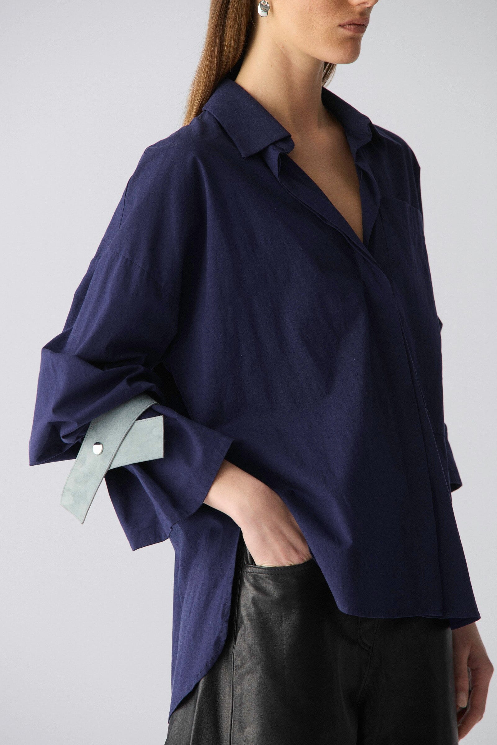 Camisa oversize de algodón azul con puños de cuero