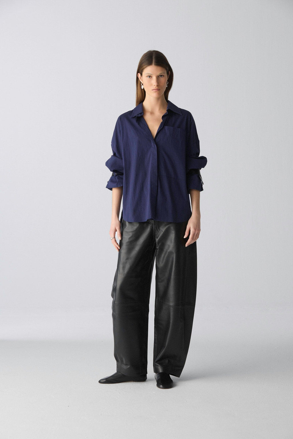 Camisa oversize de algodón azul con puños de cuero