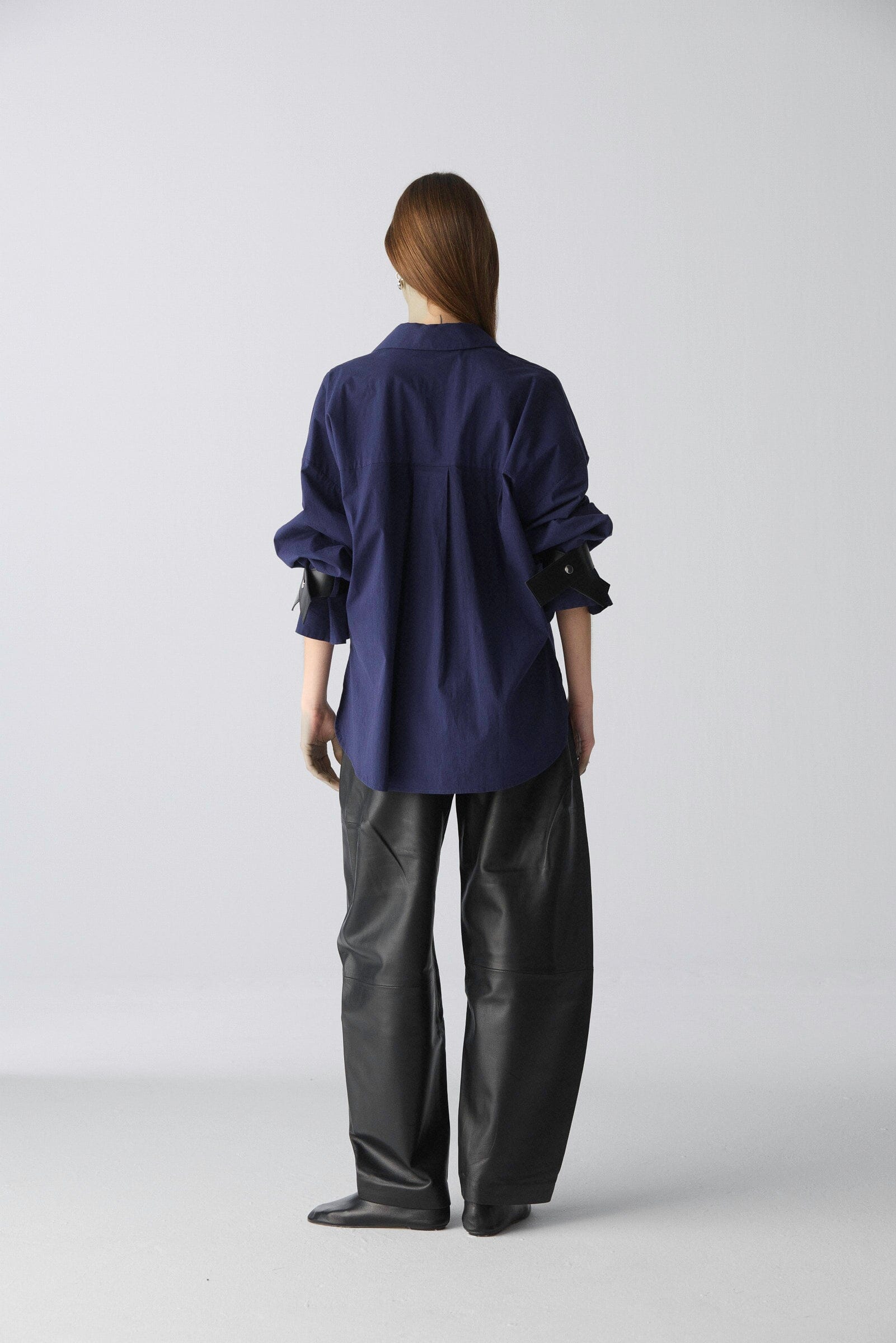 Camisa oversize de algodón azul con puños de cuero