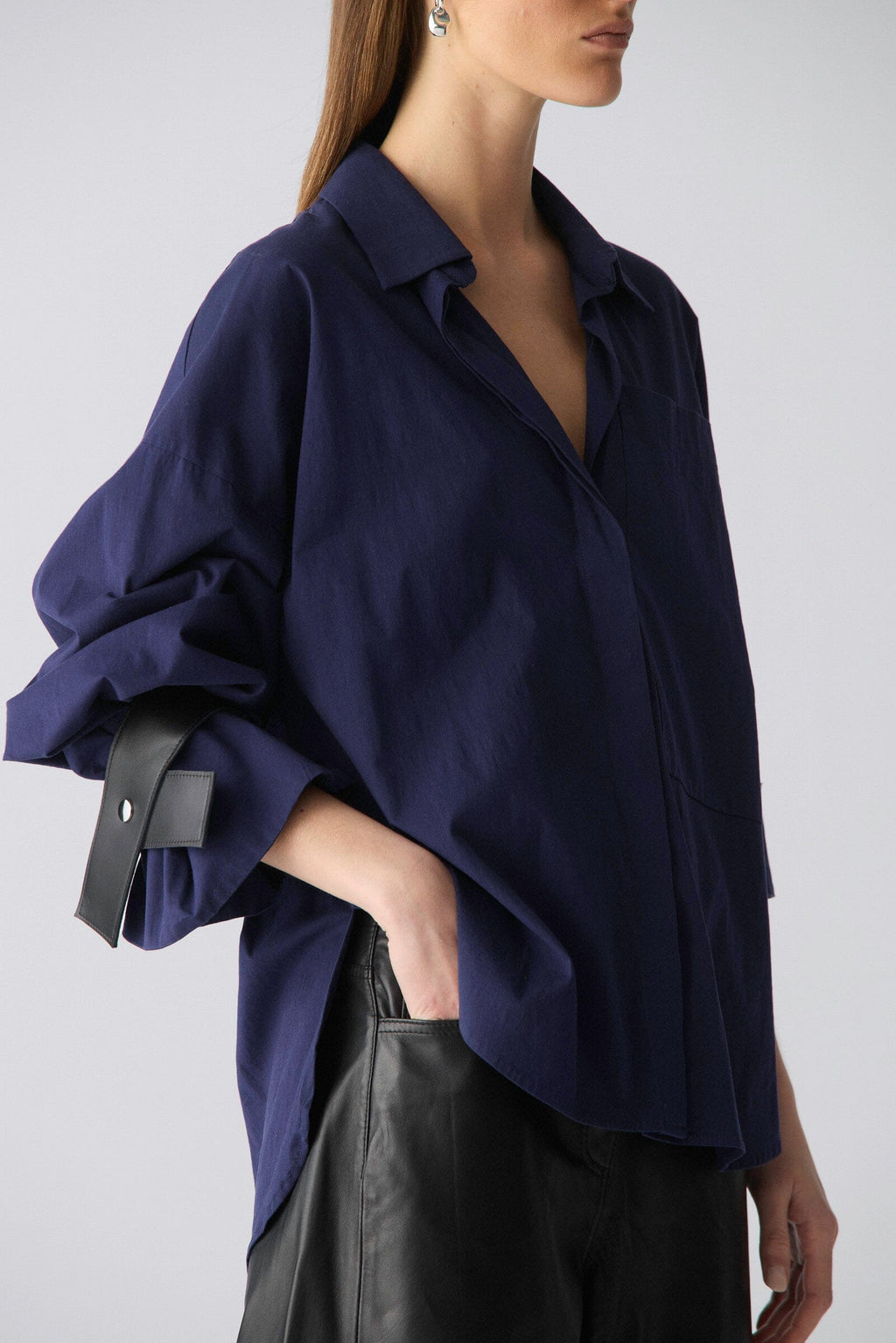 Camisa oversize de algodón azul con puños de cuero