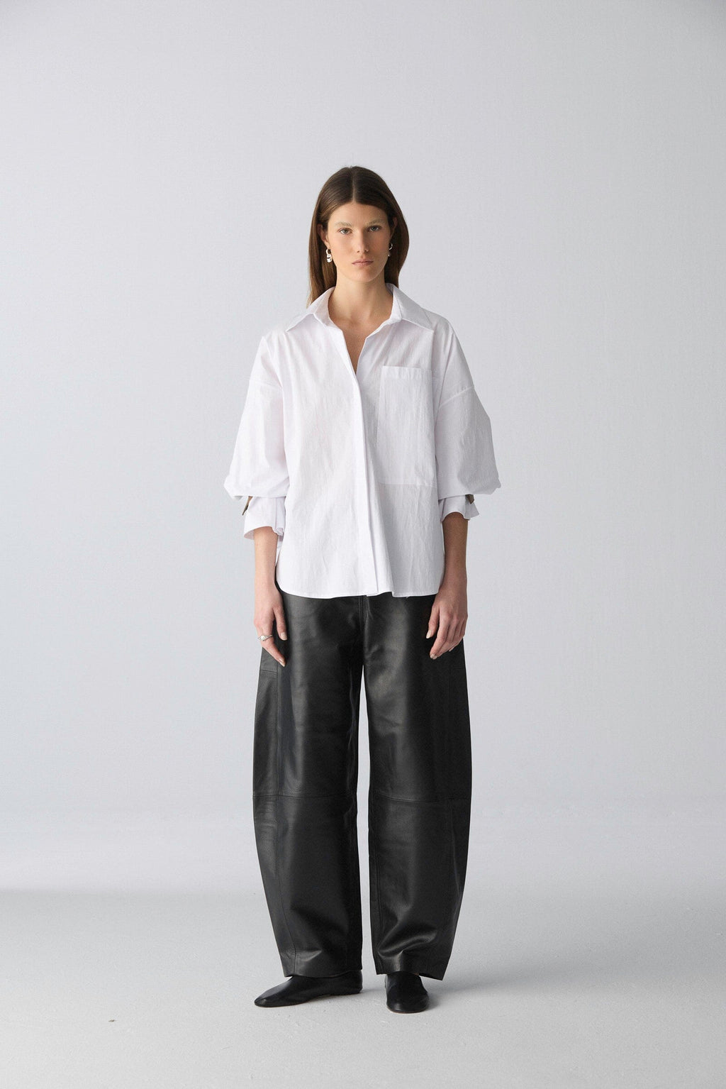 Camisa oversize de algodón blanco con puños de cuero