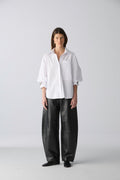 Camisa oversize de algodón blanco con puños de cuero