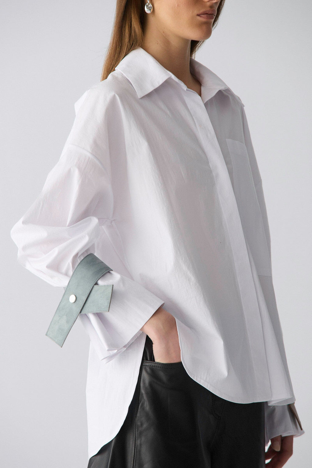Camisa oversize de algodón blanco con puños de cuero