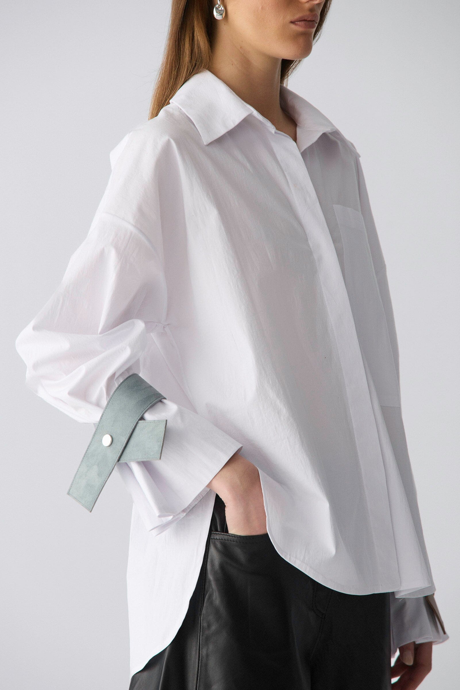 Camisa oversize de algodón blanco con puños de cuero