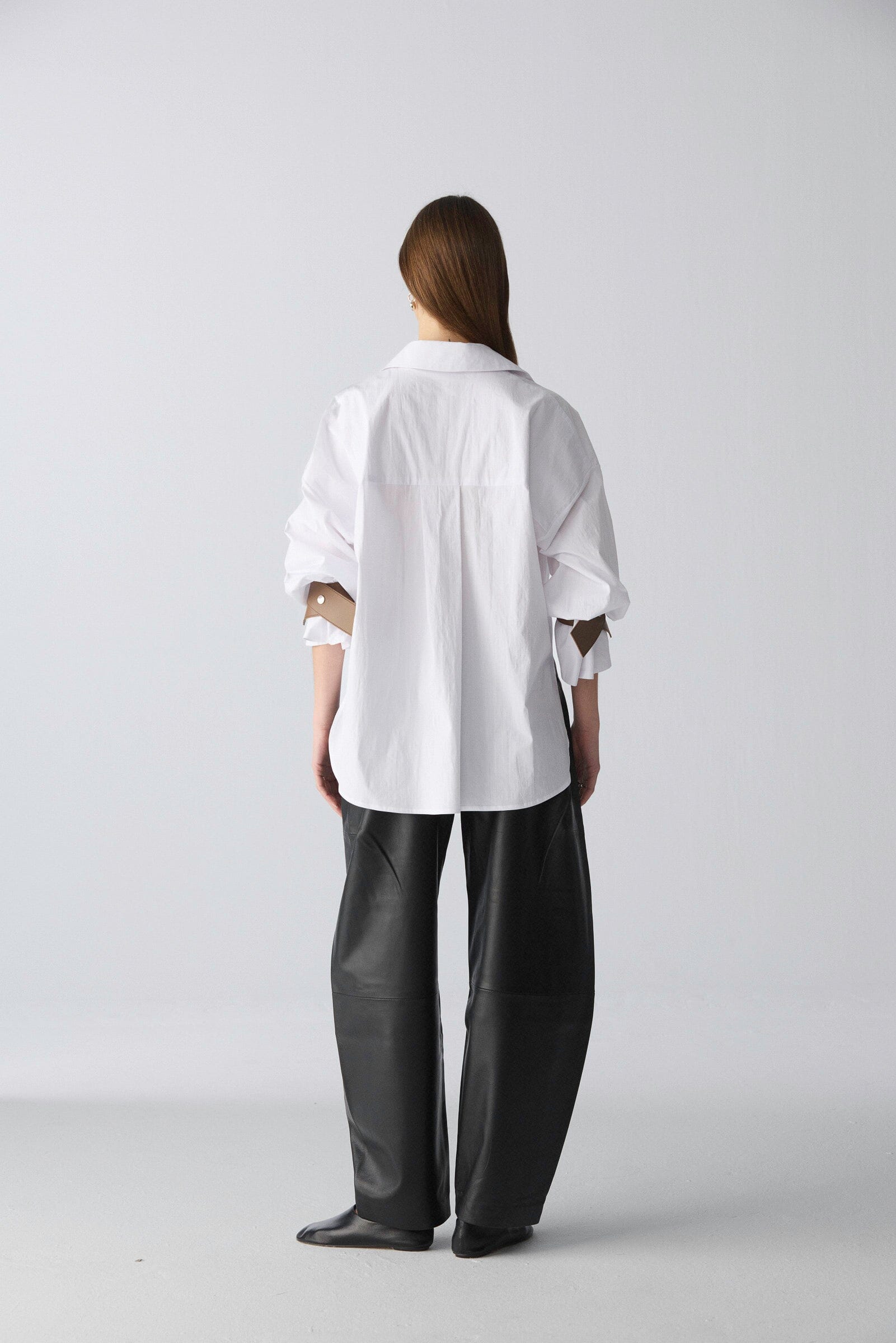 Camisa oversize de algodón blanco con puños de cuero