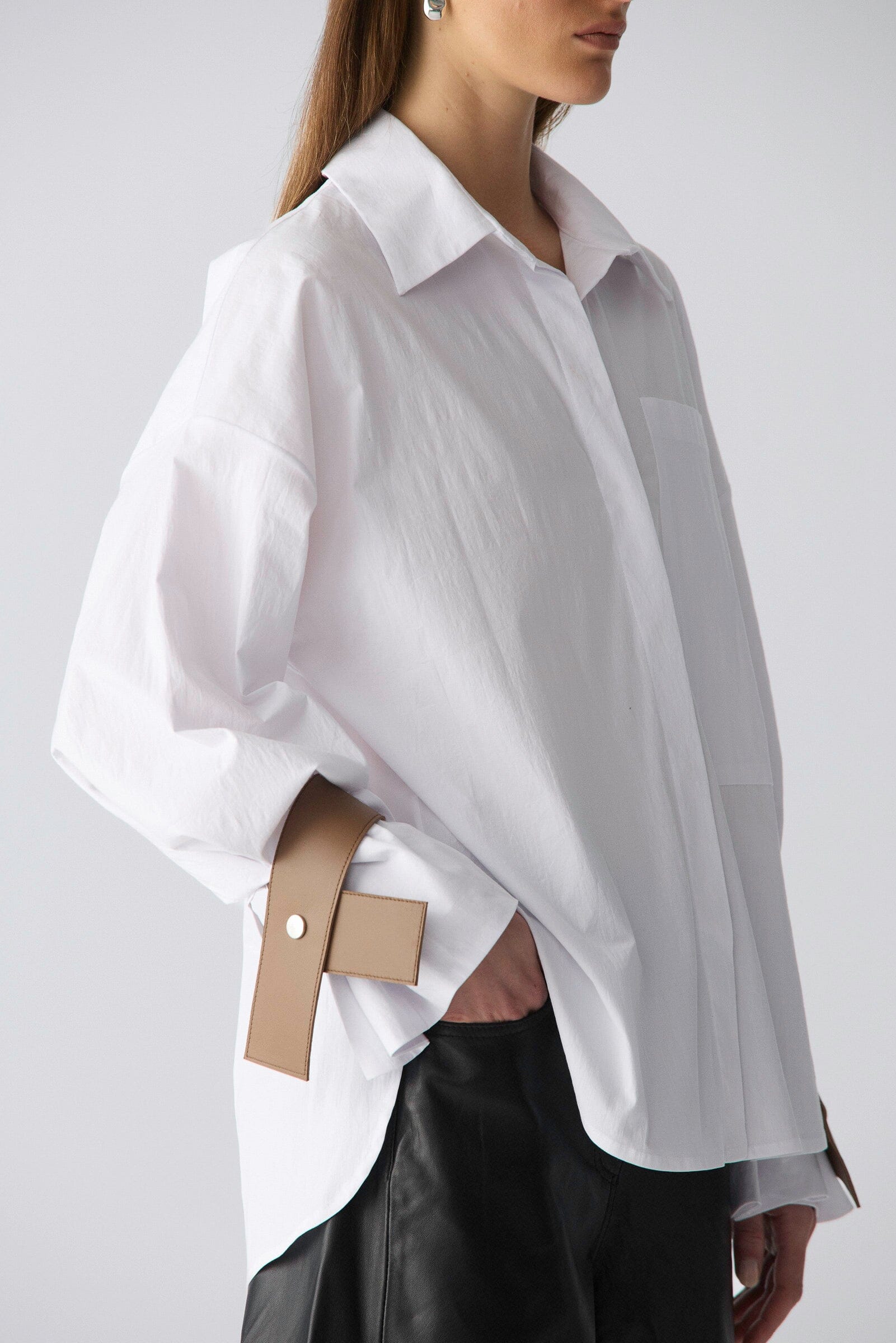 Camisa oversize de algodón blanco con puños de cuero