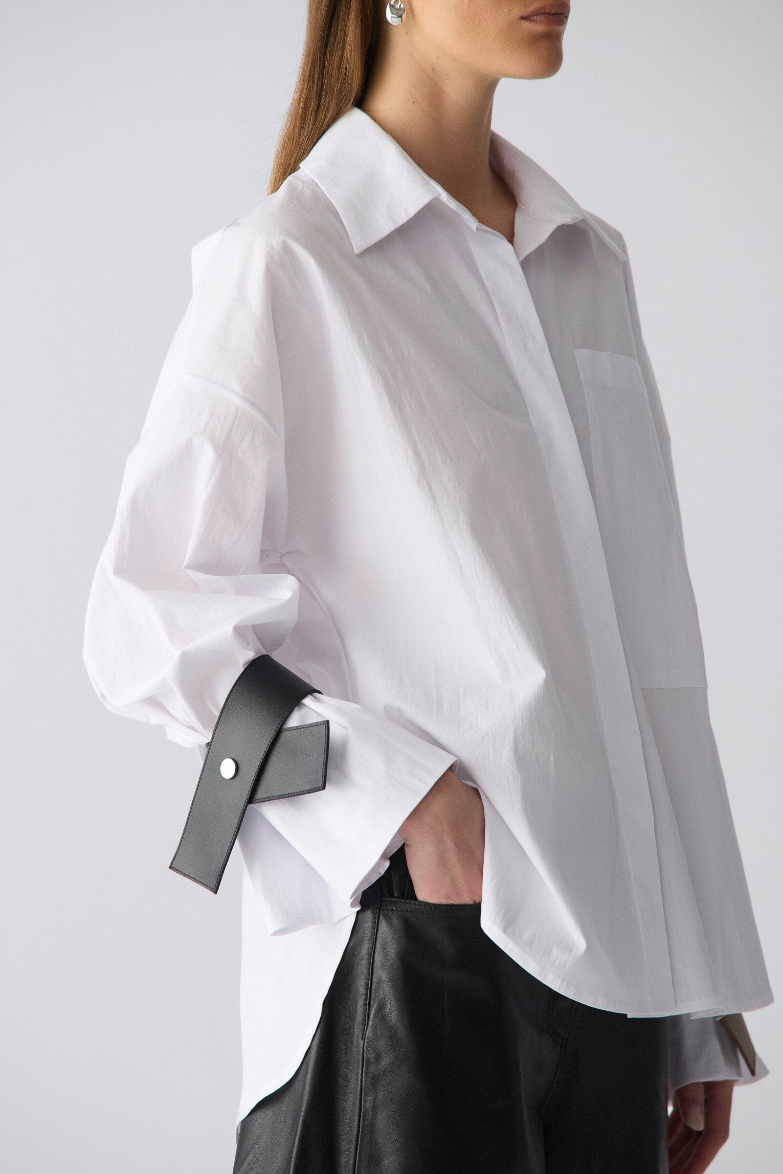 Camisa oversize de algodón blanco con puños de cuero