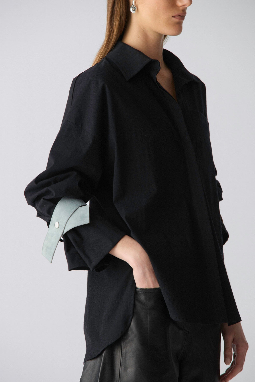 Camisa oversize de algodón negro con puños de cuero