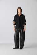 Camisa oversize de algodón negro con puños de cuero