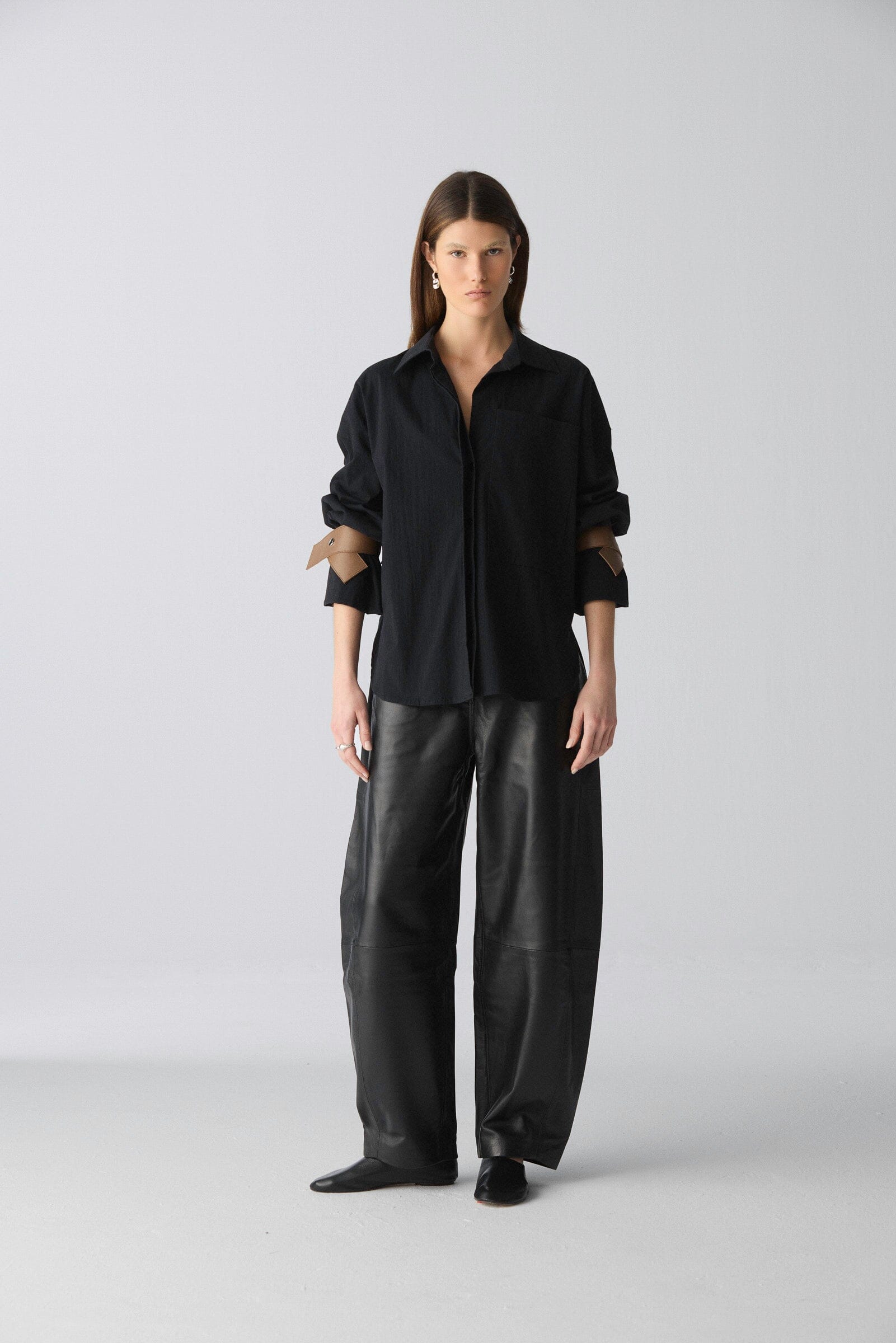 Camisa oversize de algodón negro con puños de cuero