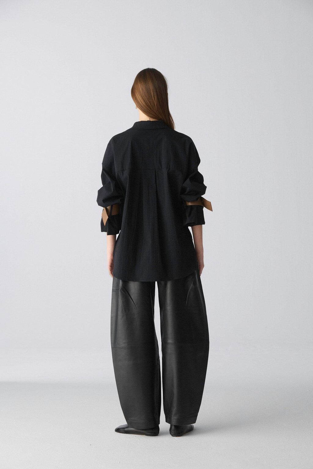 Camisa oversize de algodón negro con puños de cuero