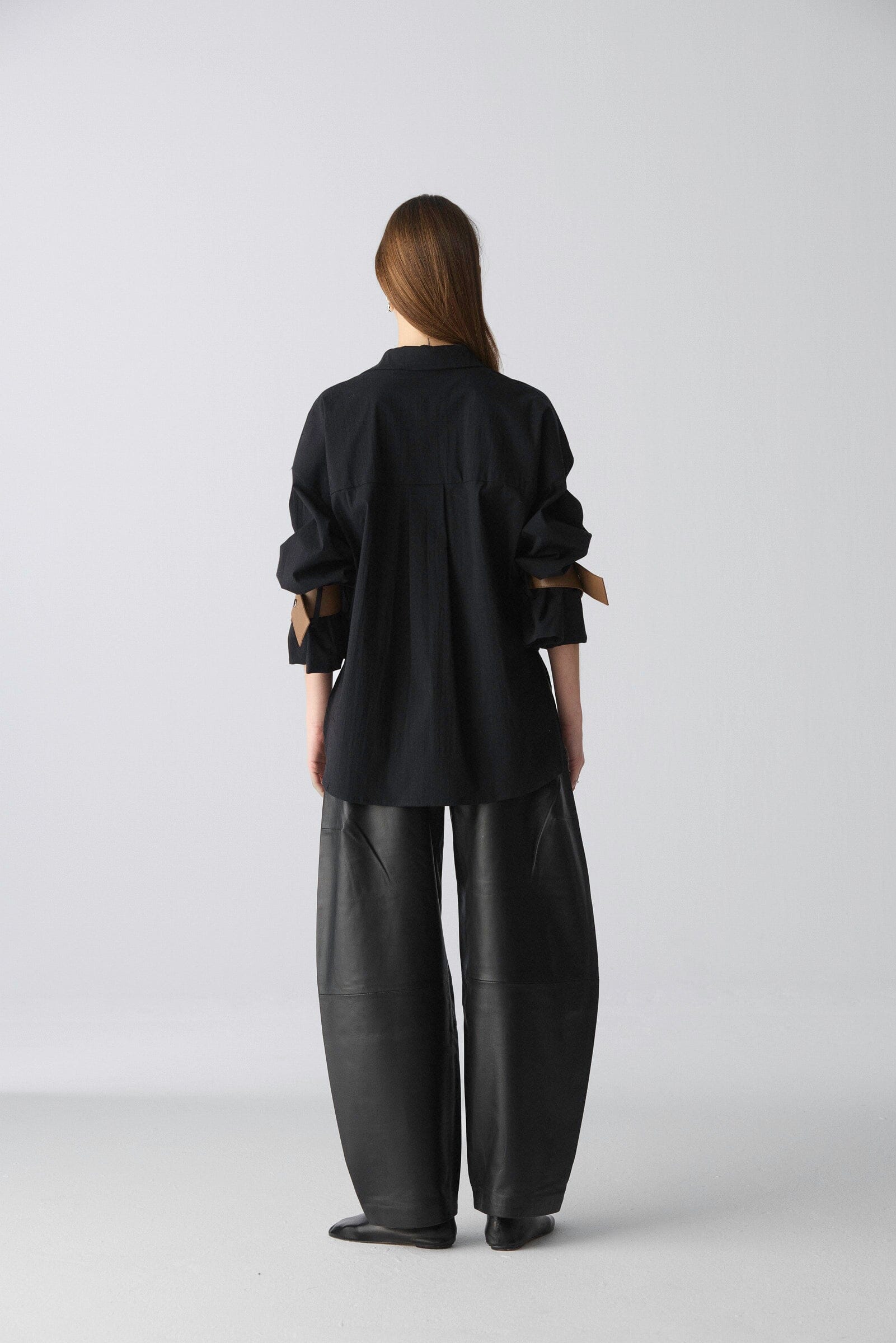 Camisa oversize de algodón negro con puños de cuero