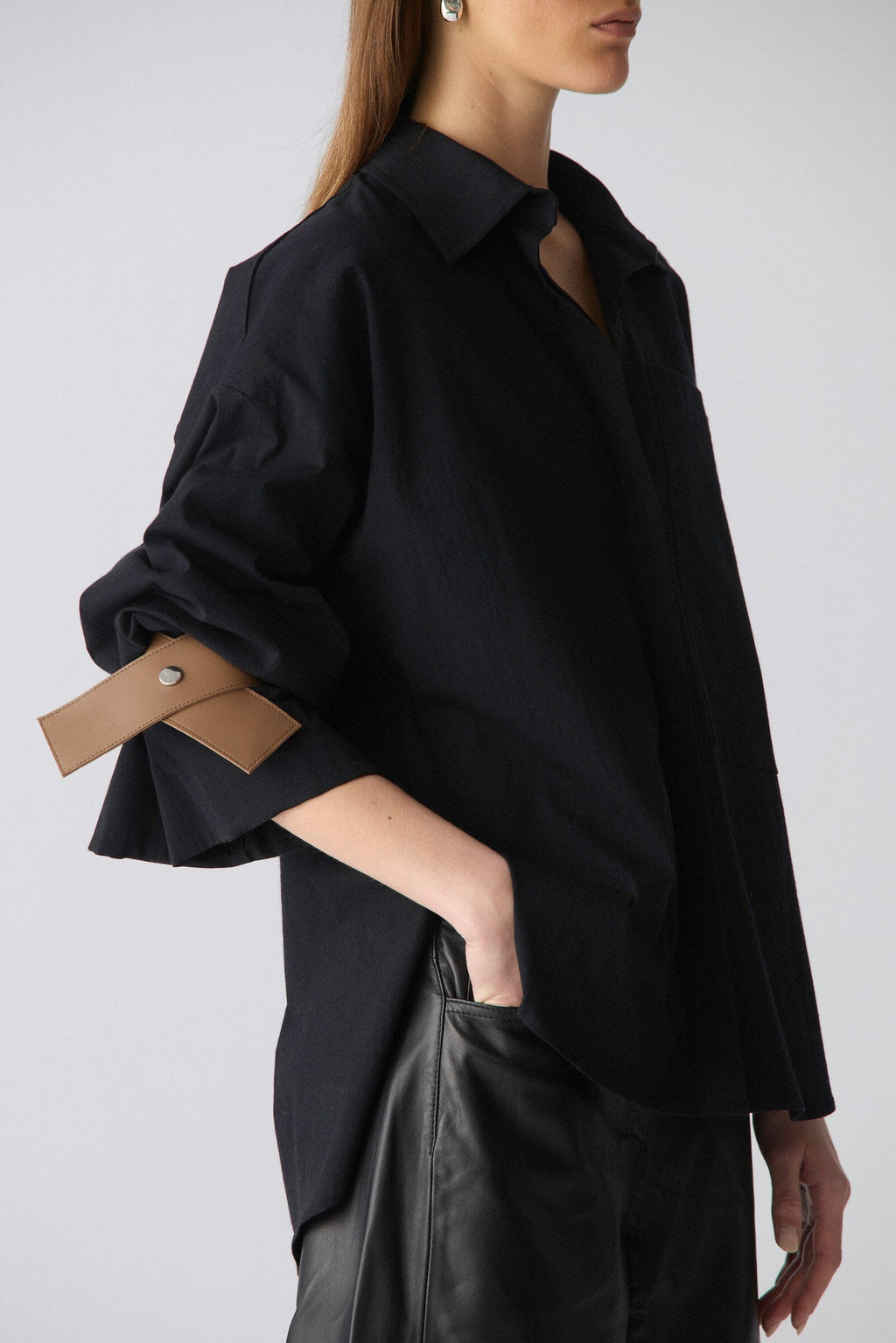 Camisa oversize de algodón negro con puños de cuero