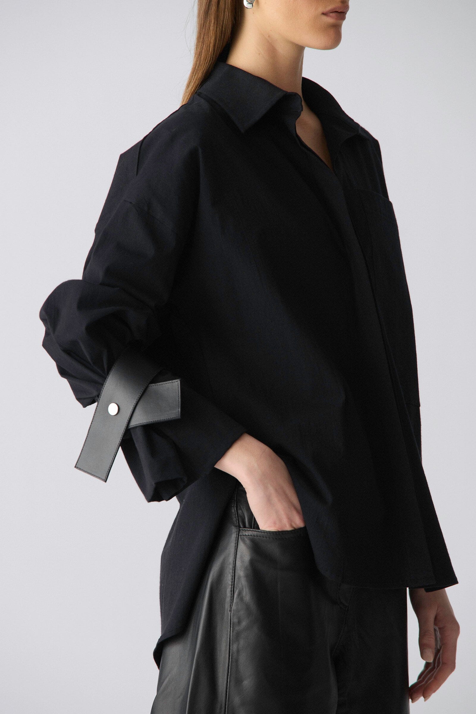 Camisa oversize de algodón negro con puños de cuero