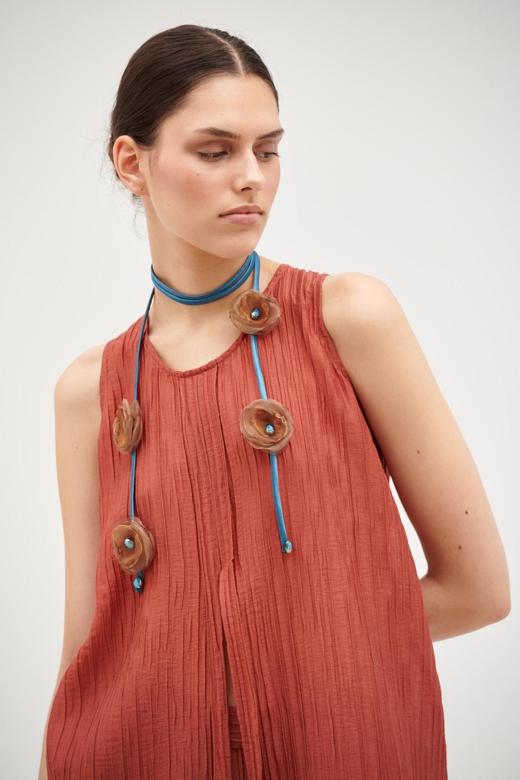 COLLAR ARTESANAL MARRÓN Y AZUL