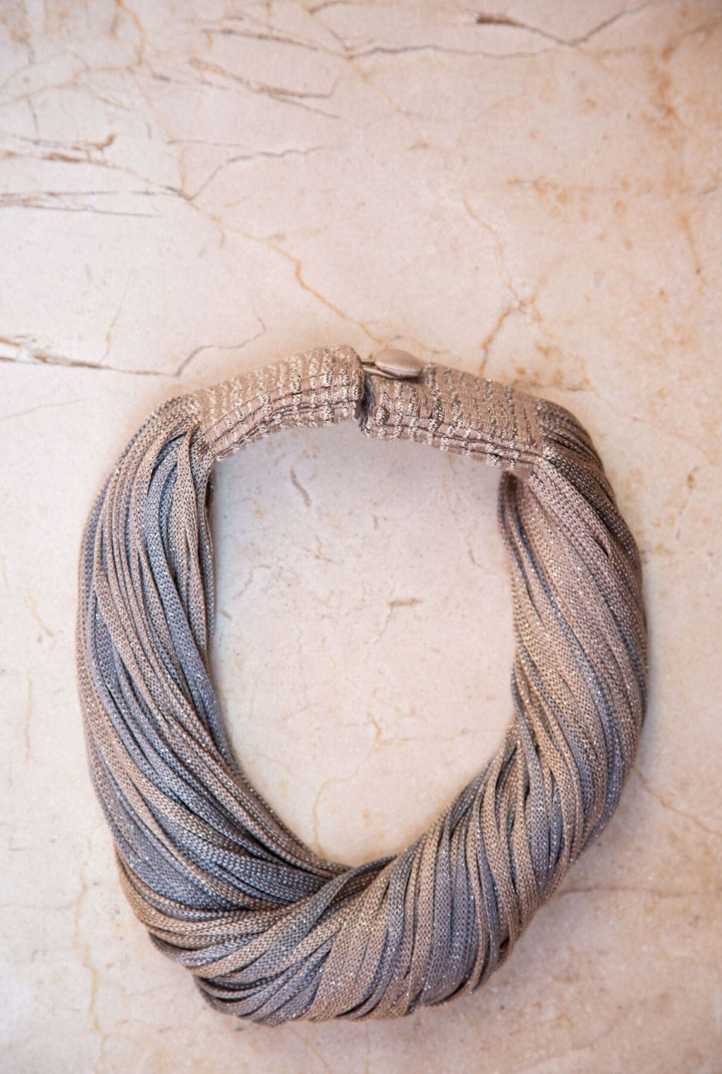COLLAR SEDA LUREX BEIGE/ PLATA
