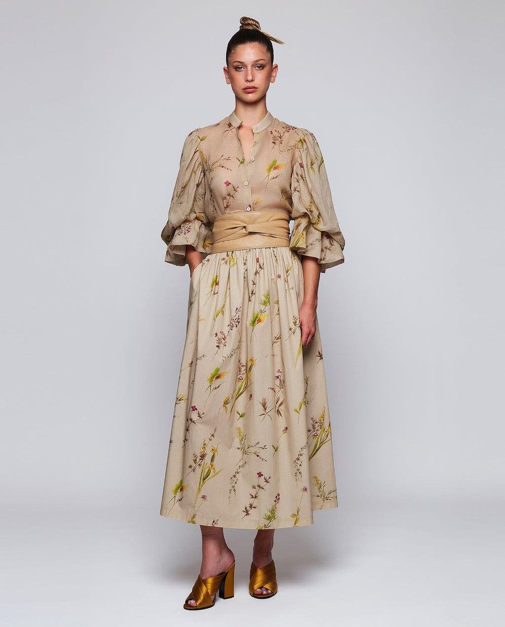Falda midi beige de algodón estampado floral