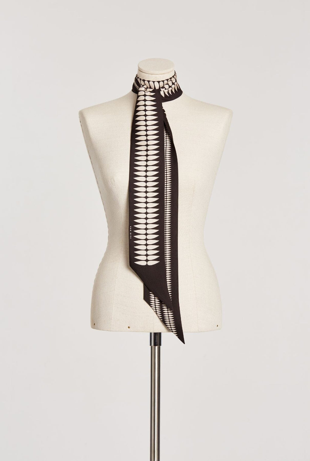 Nolita Leaf scarf black