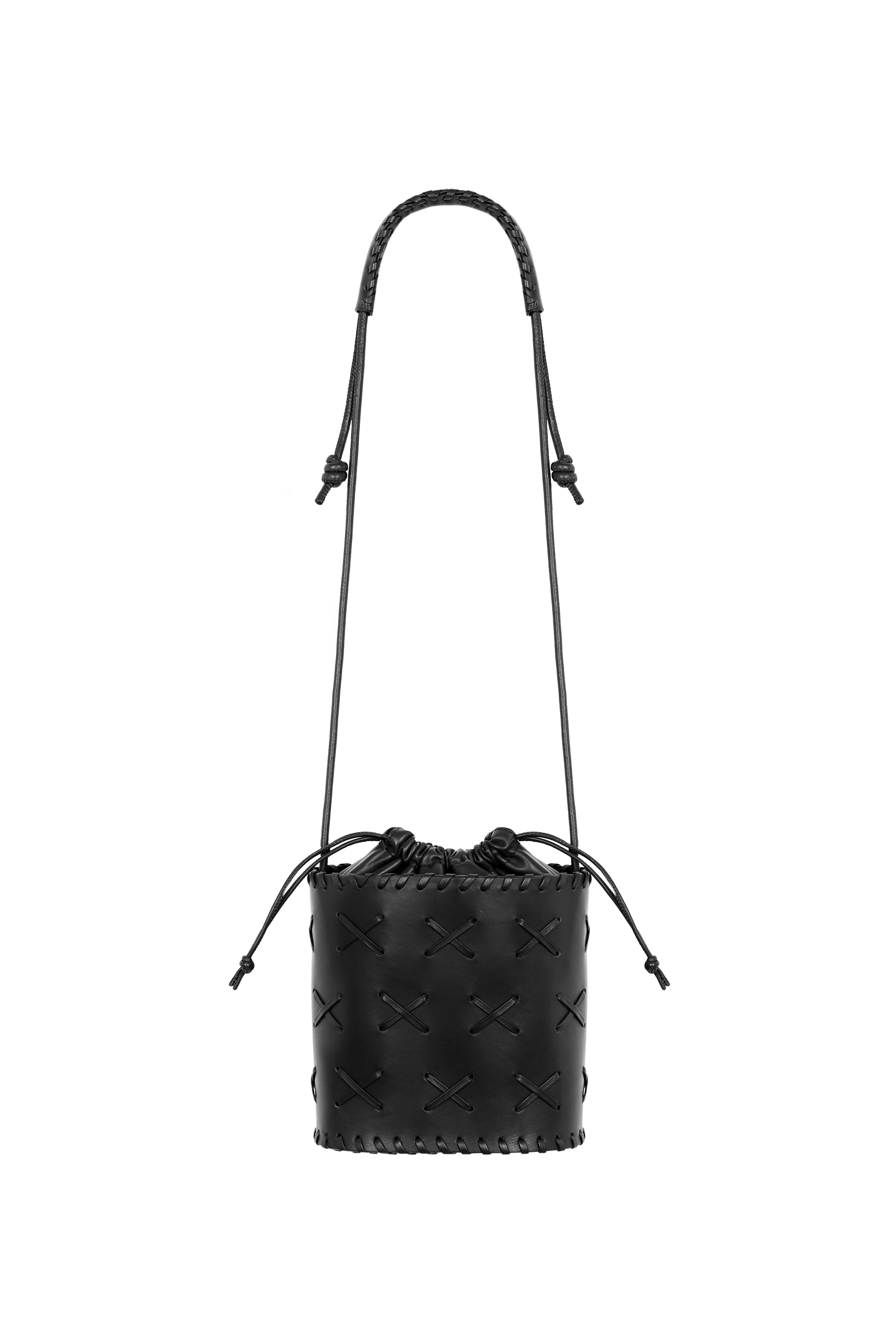 TRAMA | BLACK