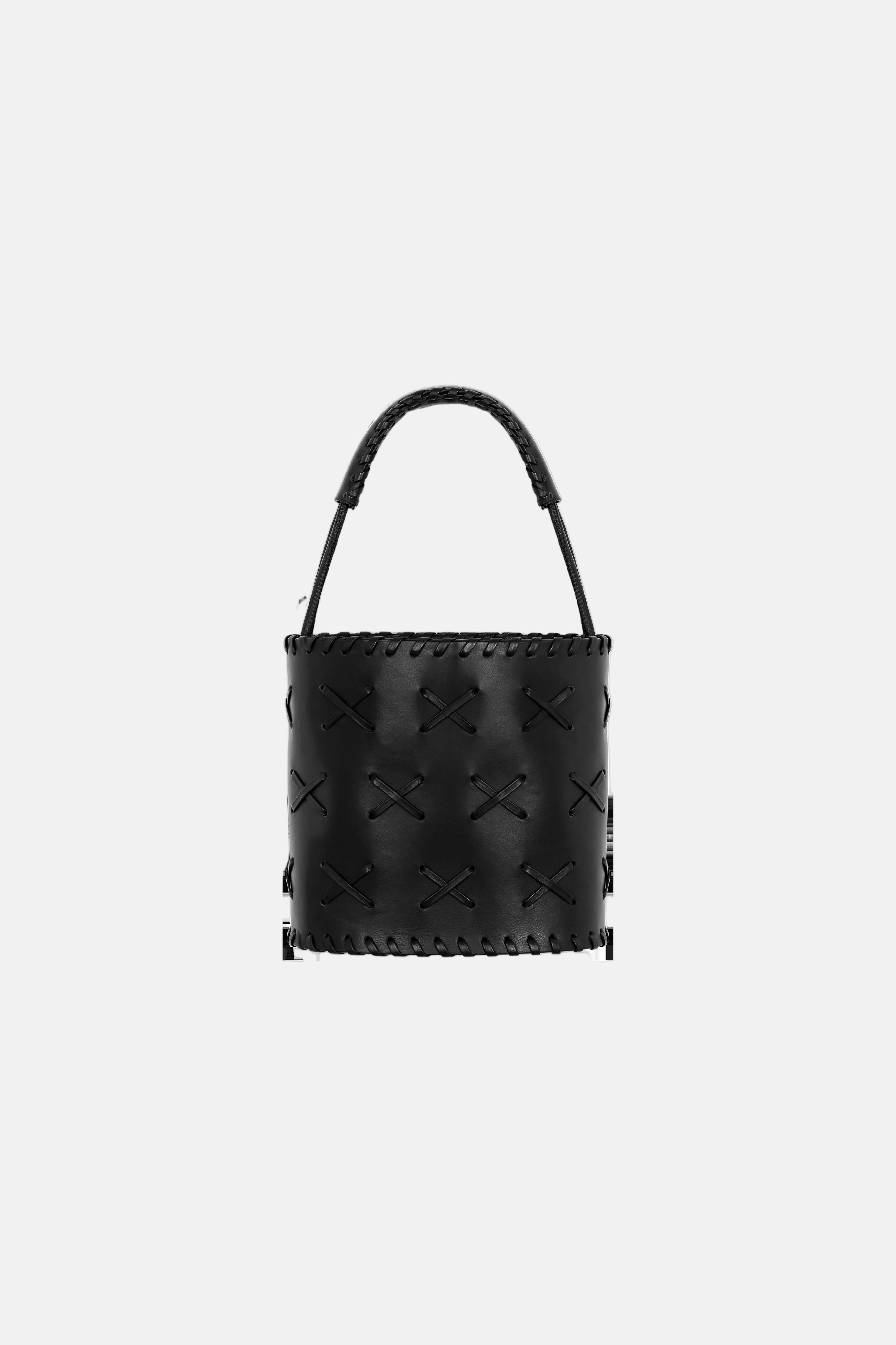 TRAMA | BLACK