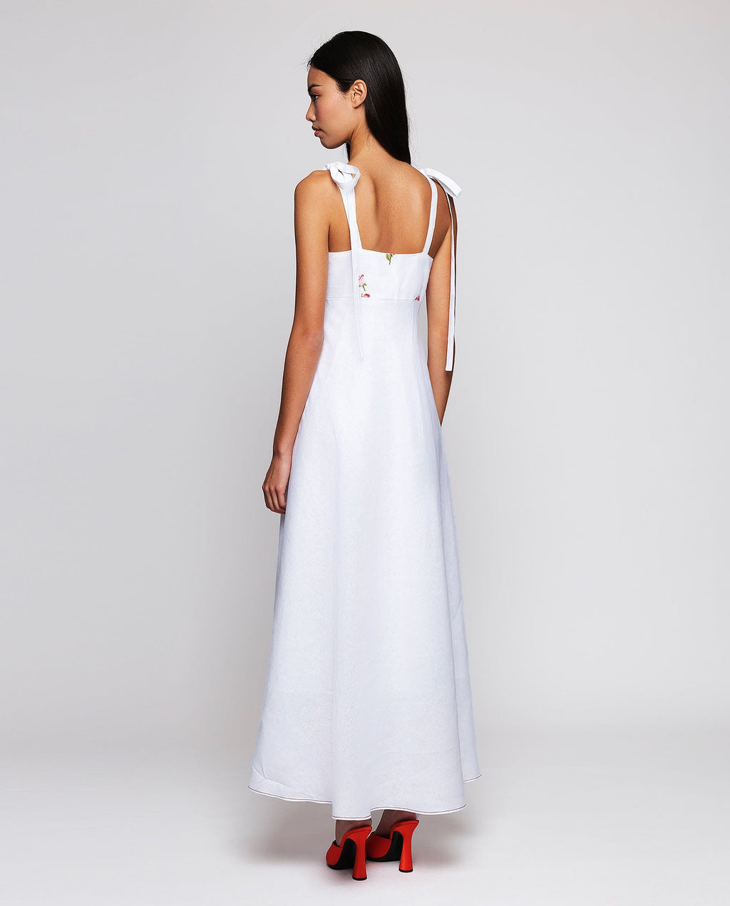 Vestido blanco bordado floral de lino