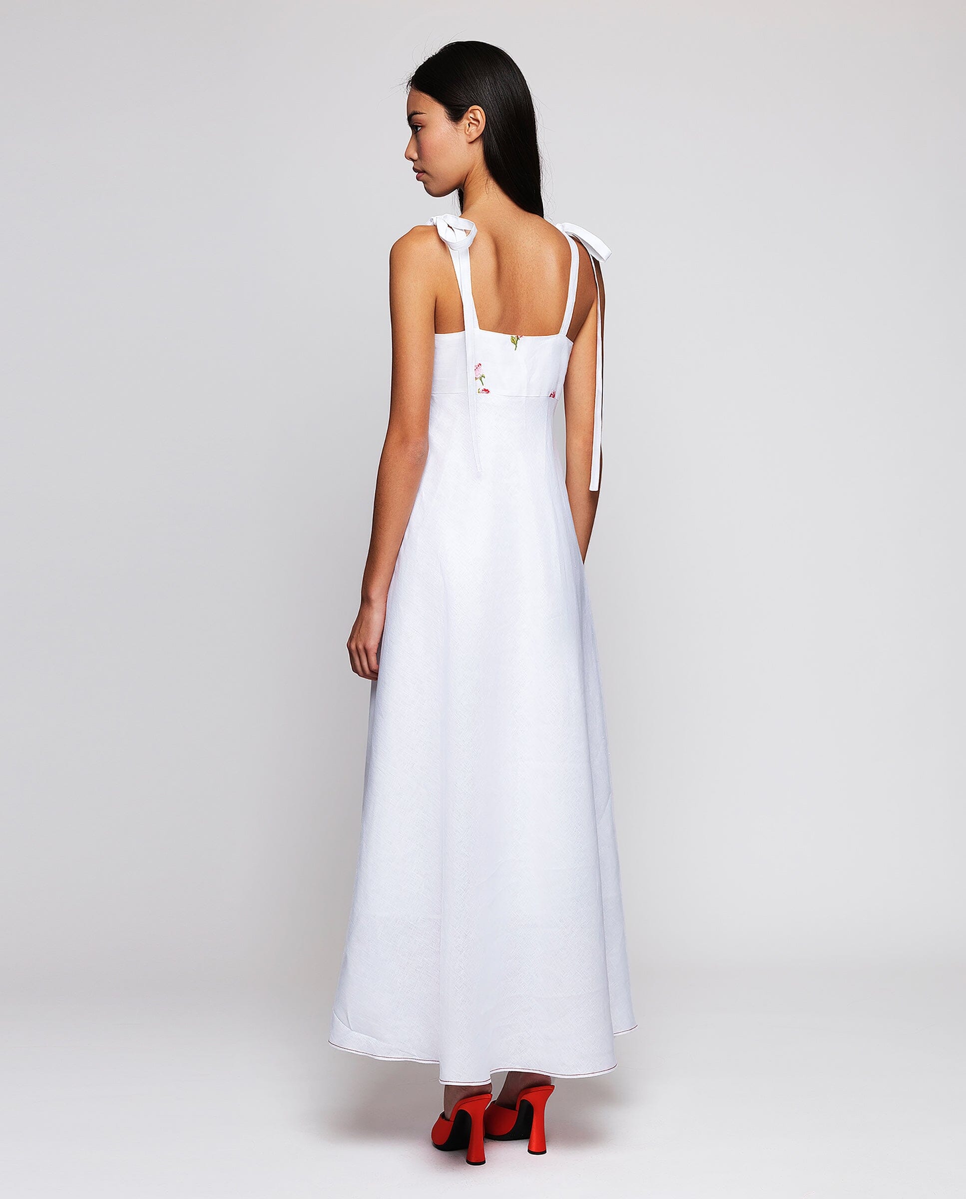 Vestido blanco bordado floral de lino