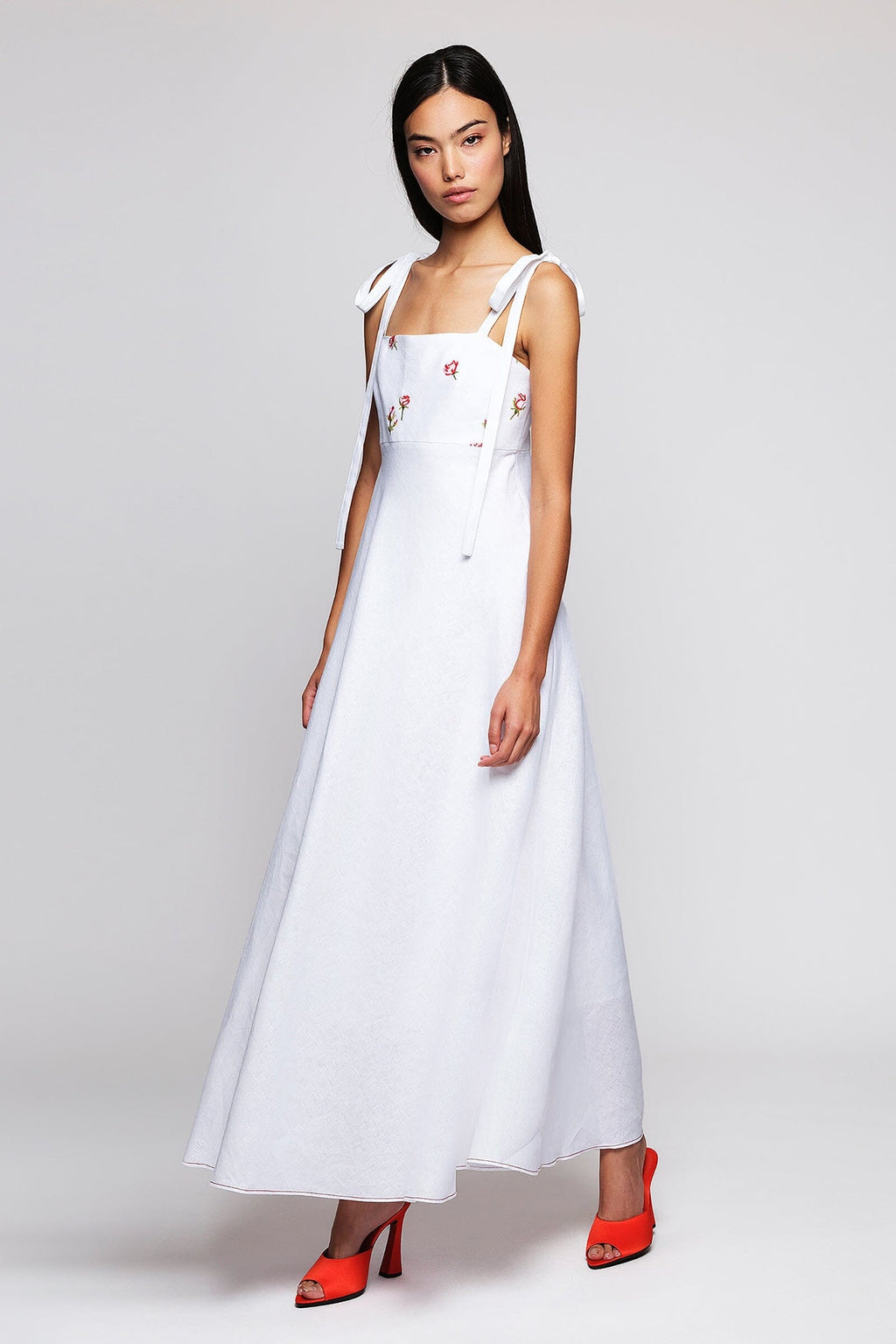 Vestido blanco bordado floral de lino