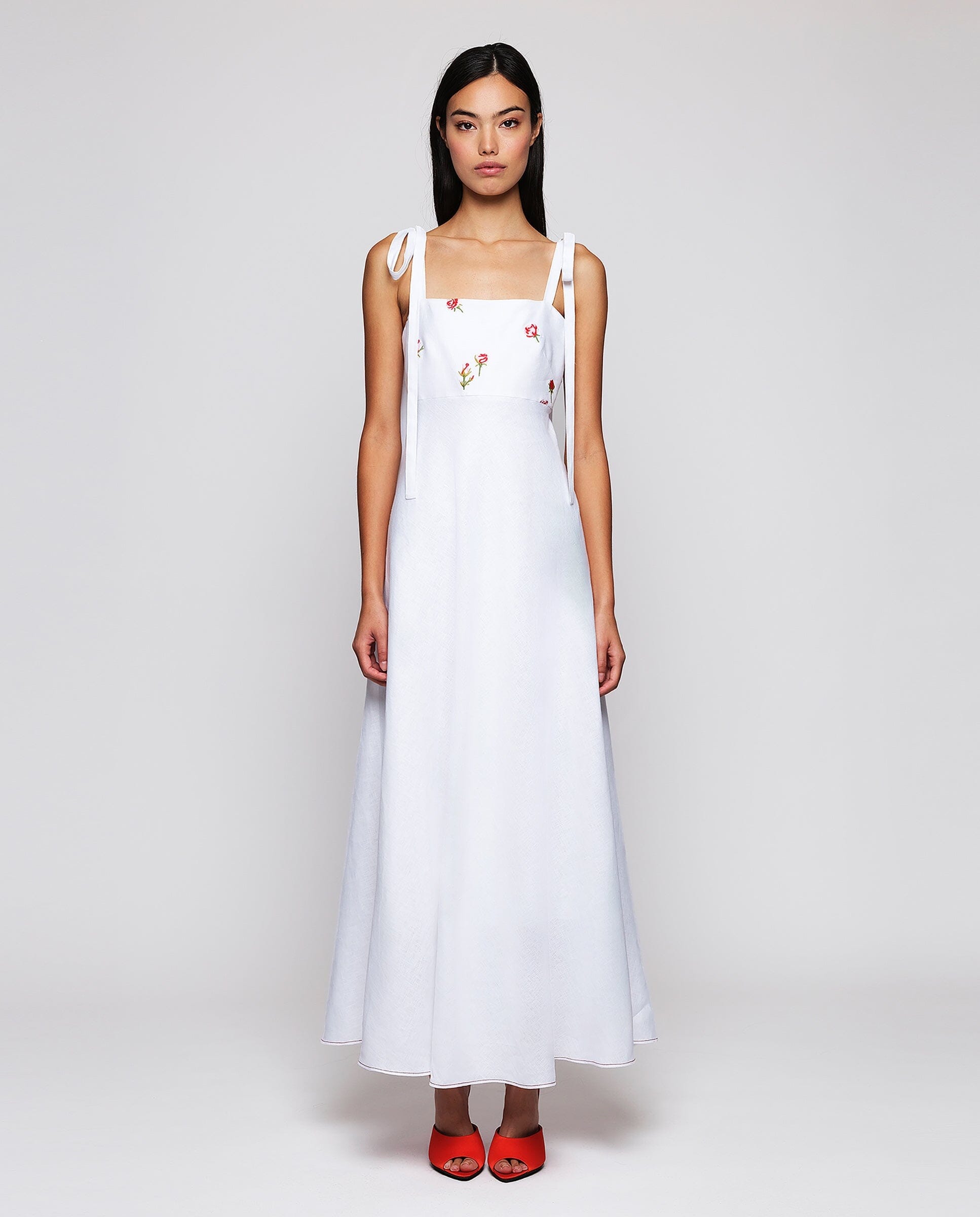 Vestido blanco bordado floral de lino