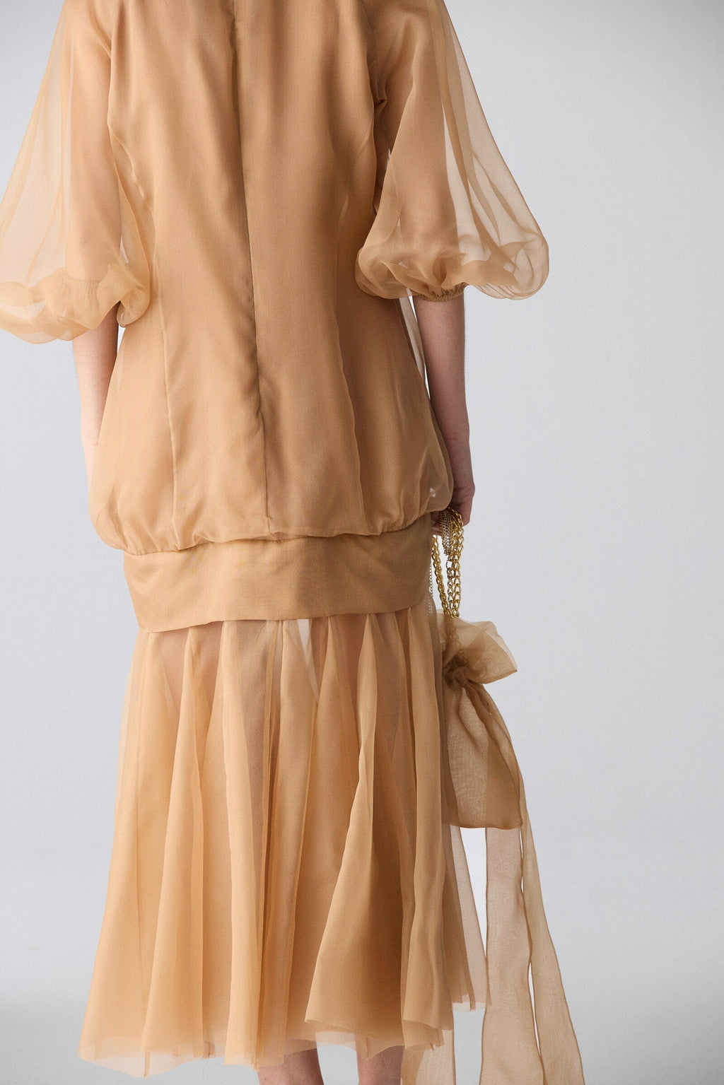 Vestido de organza con volumen arquitectónico
