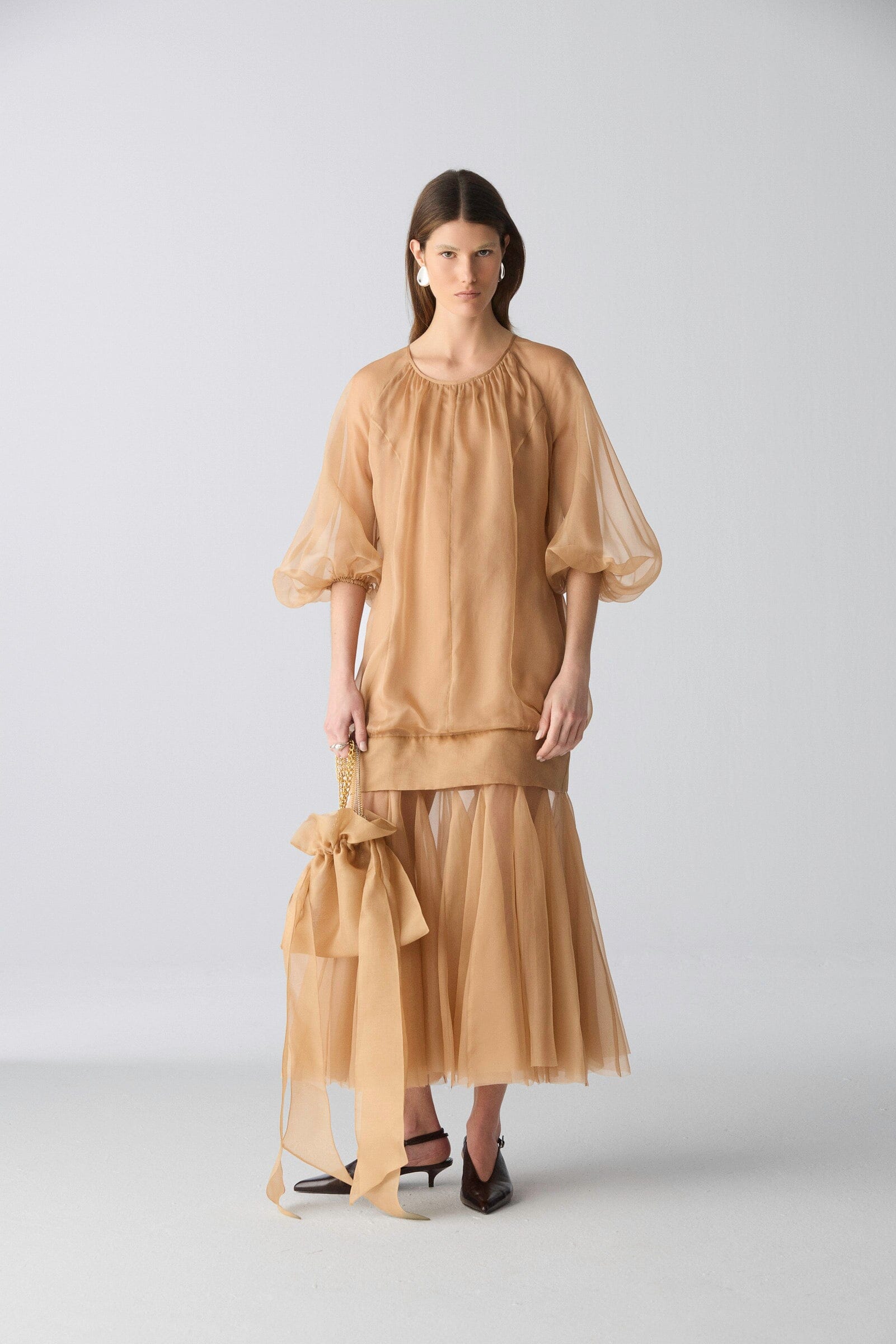 Vestido de organza con volumen arquitectónico