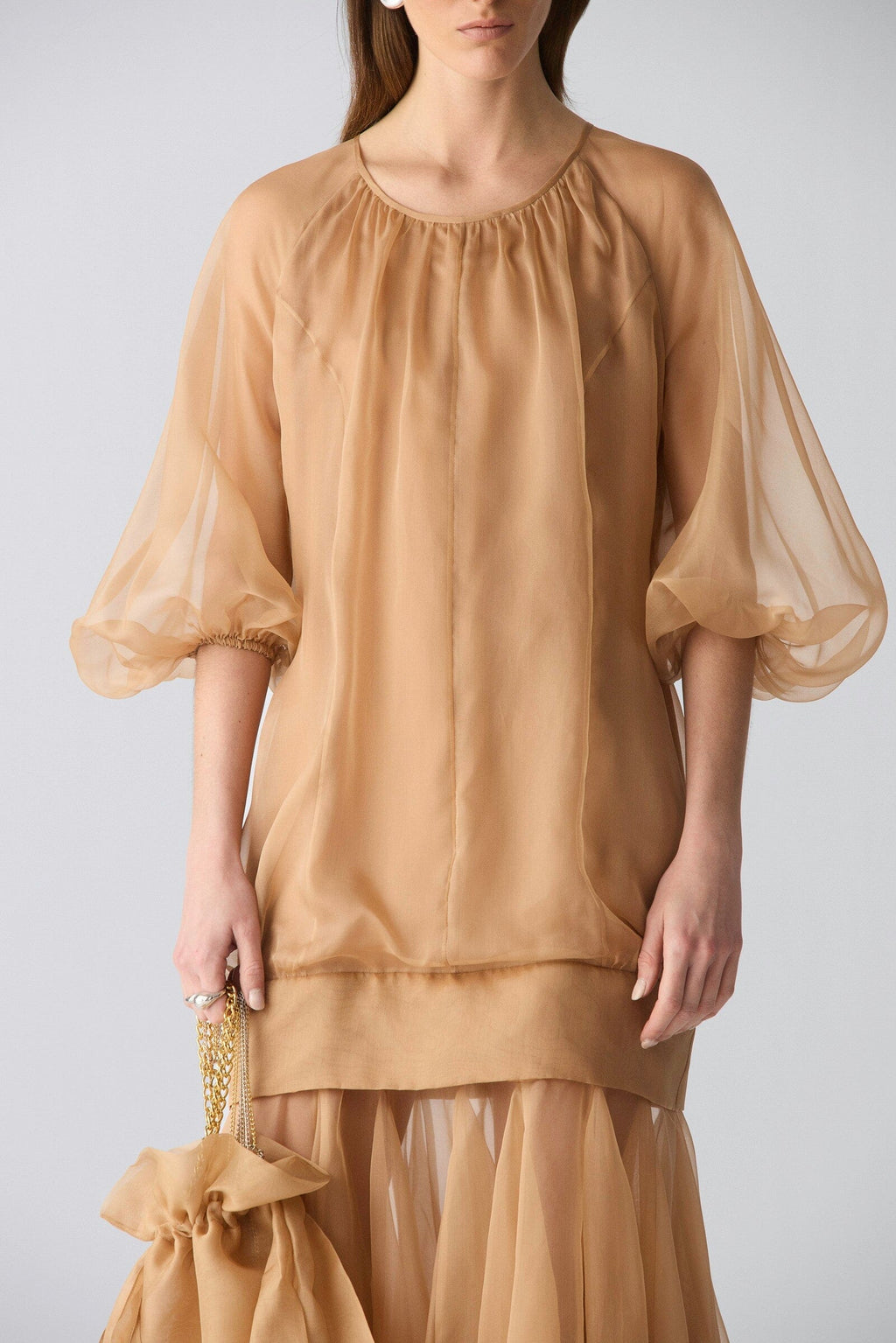 Vestido de organza con volumen arquitectónico