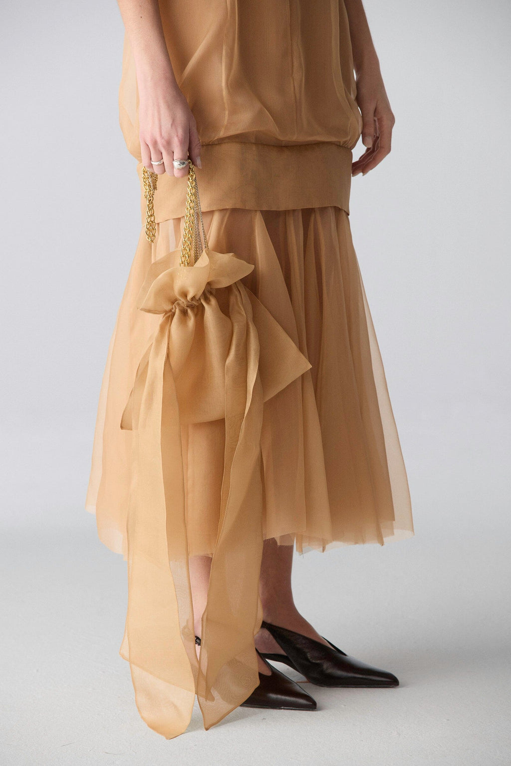 Vestido de organza con volumen arquitectónico