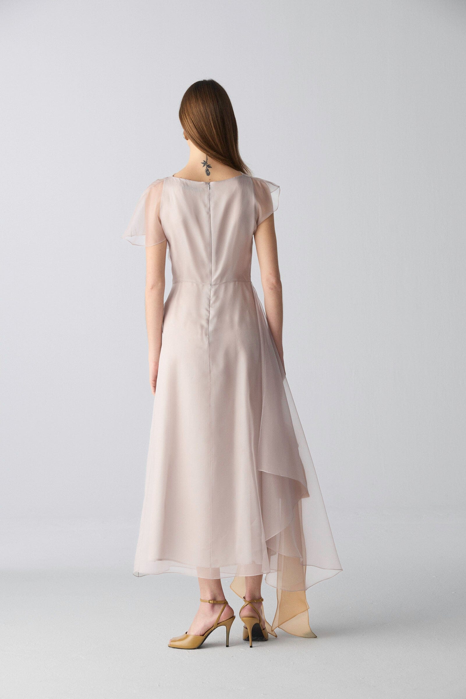 Vestido drapeado organza gris perlado