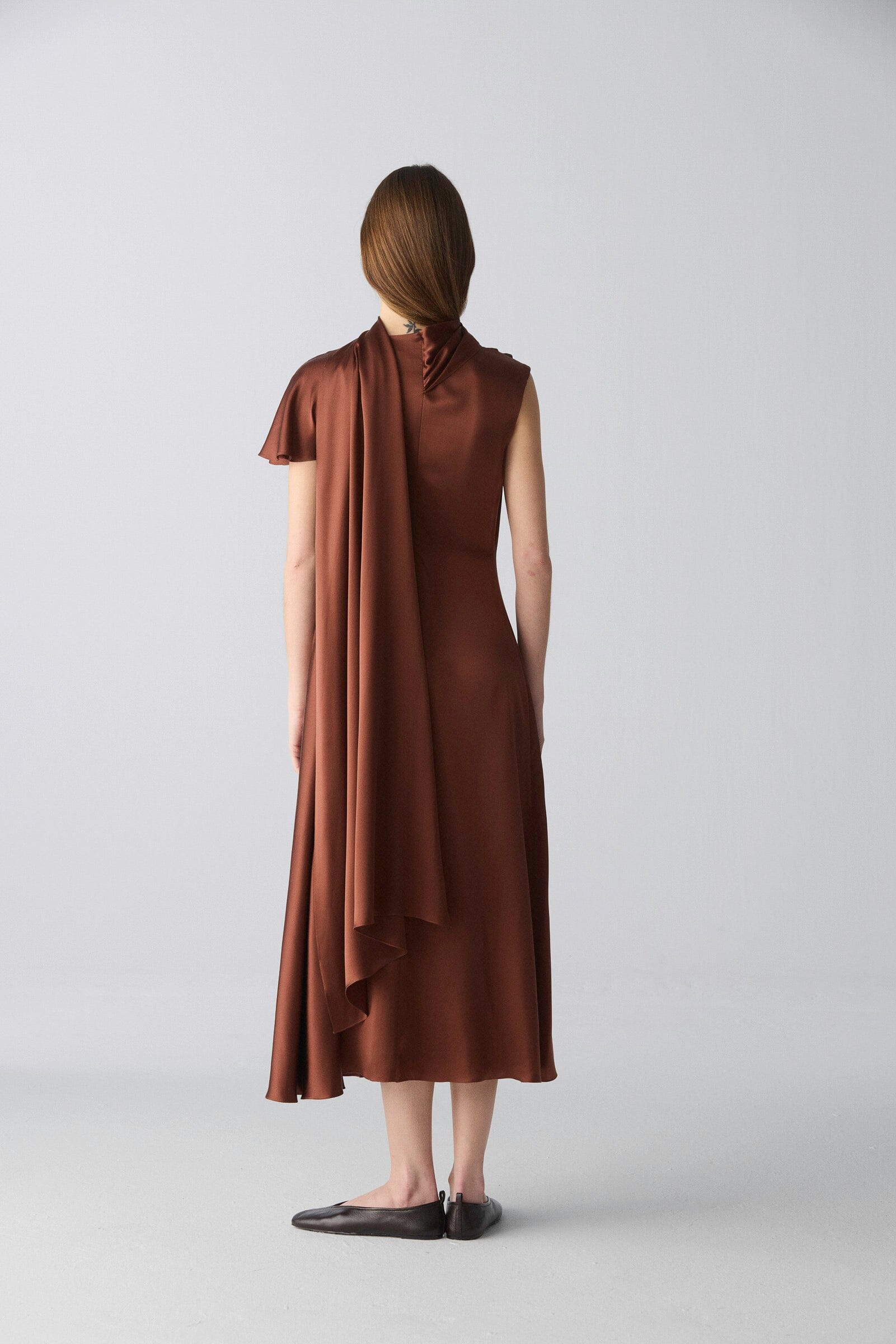 Vestido en satén con tira