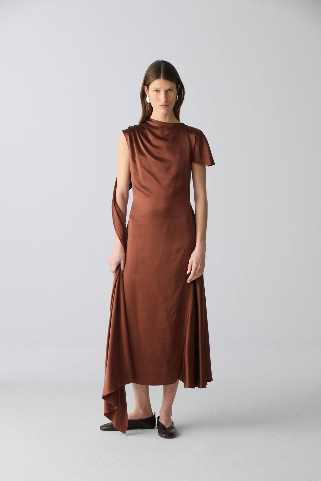 Vestido en satén con tira