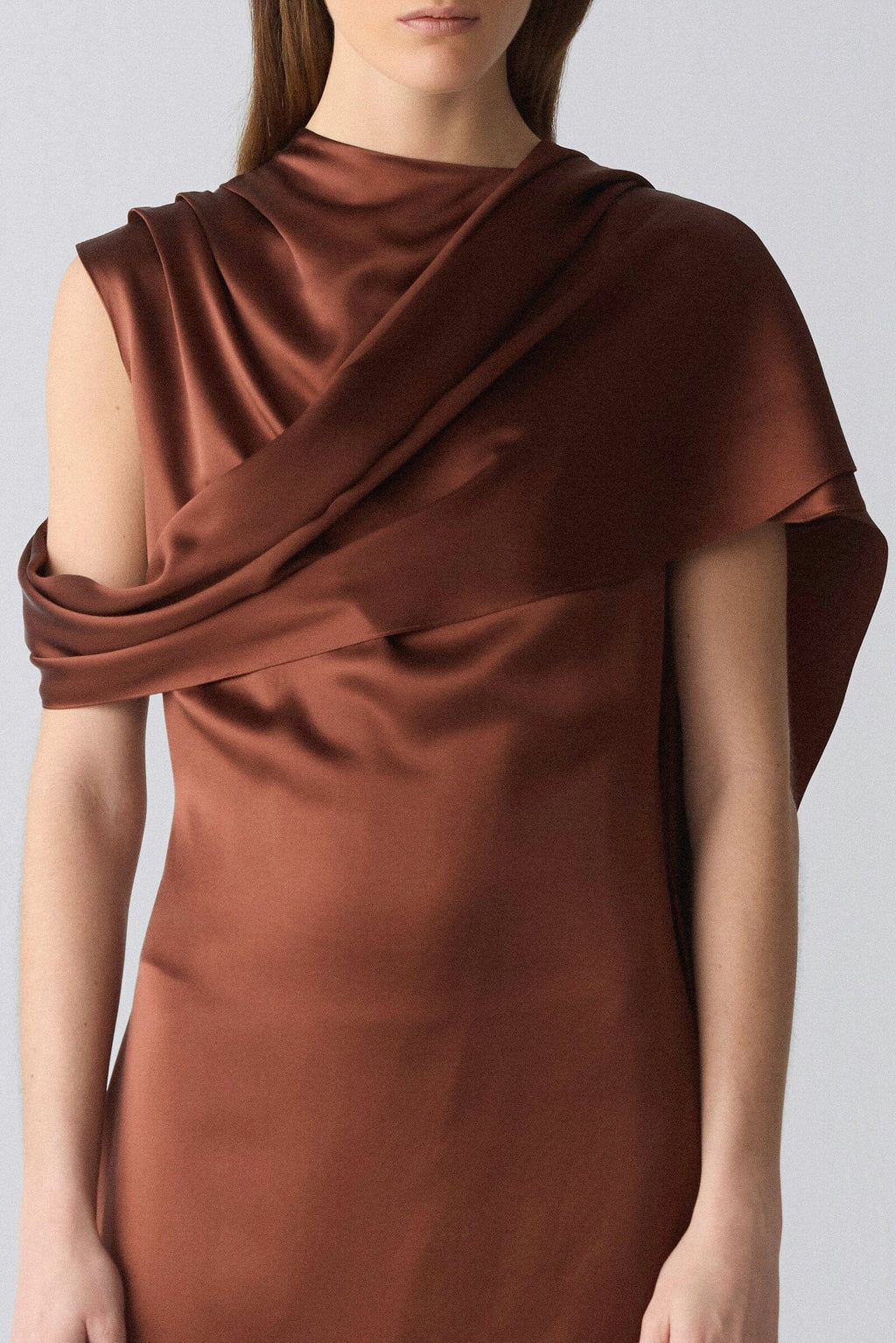 Vestido en satén con tira