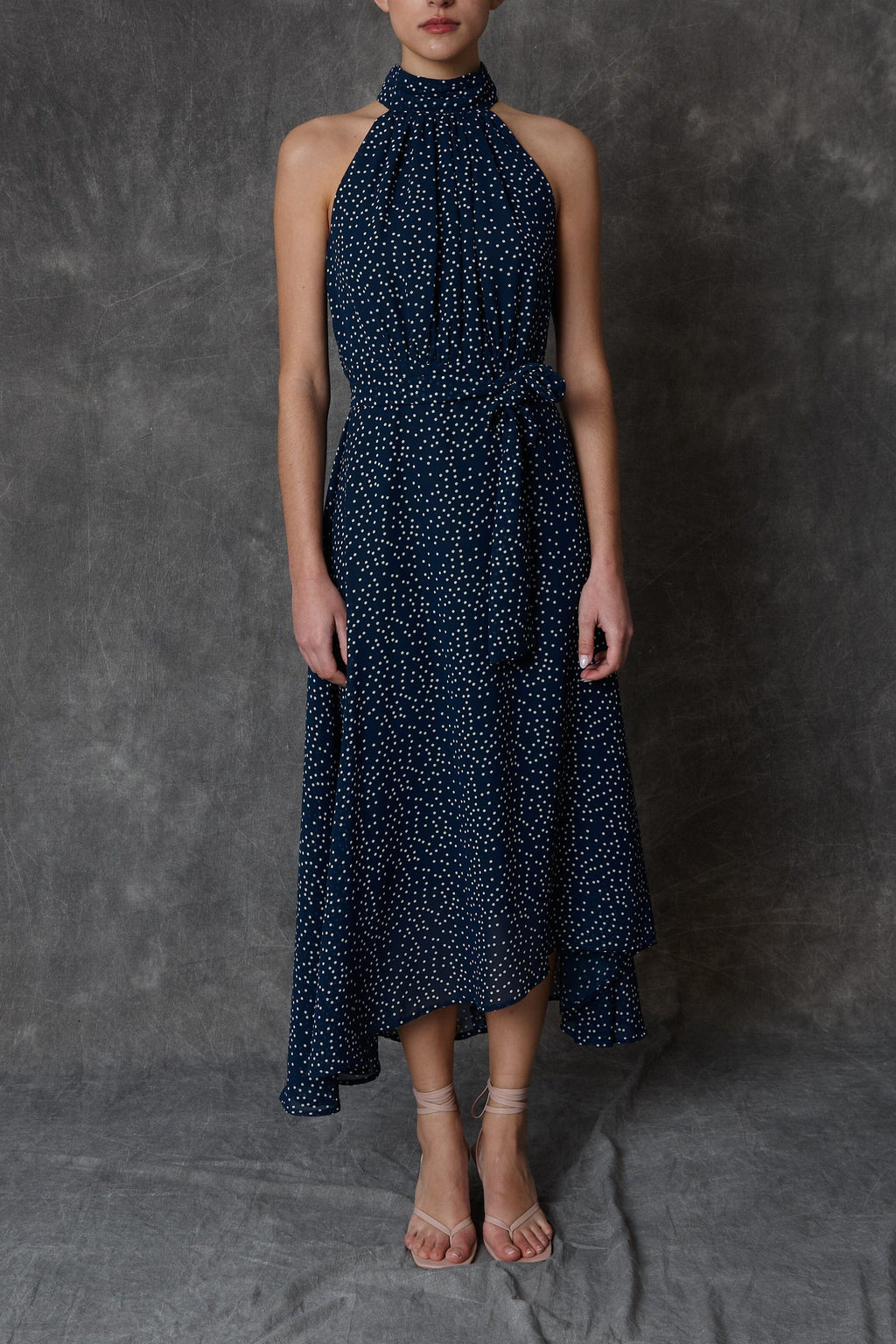 Vestido halter midi azul con estampado de lunares y lazada