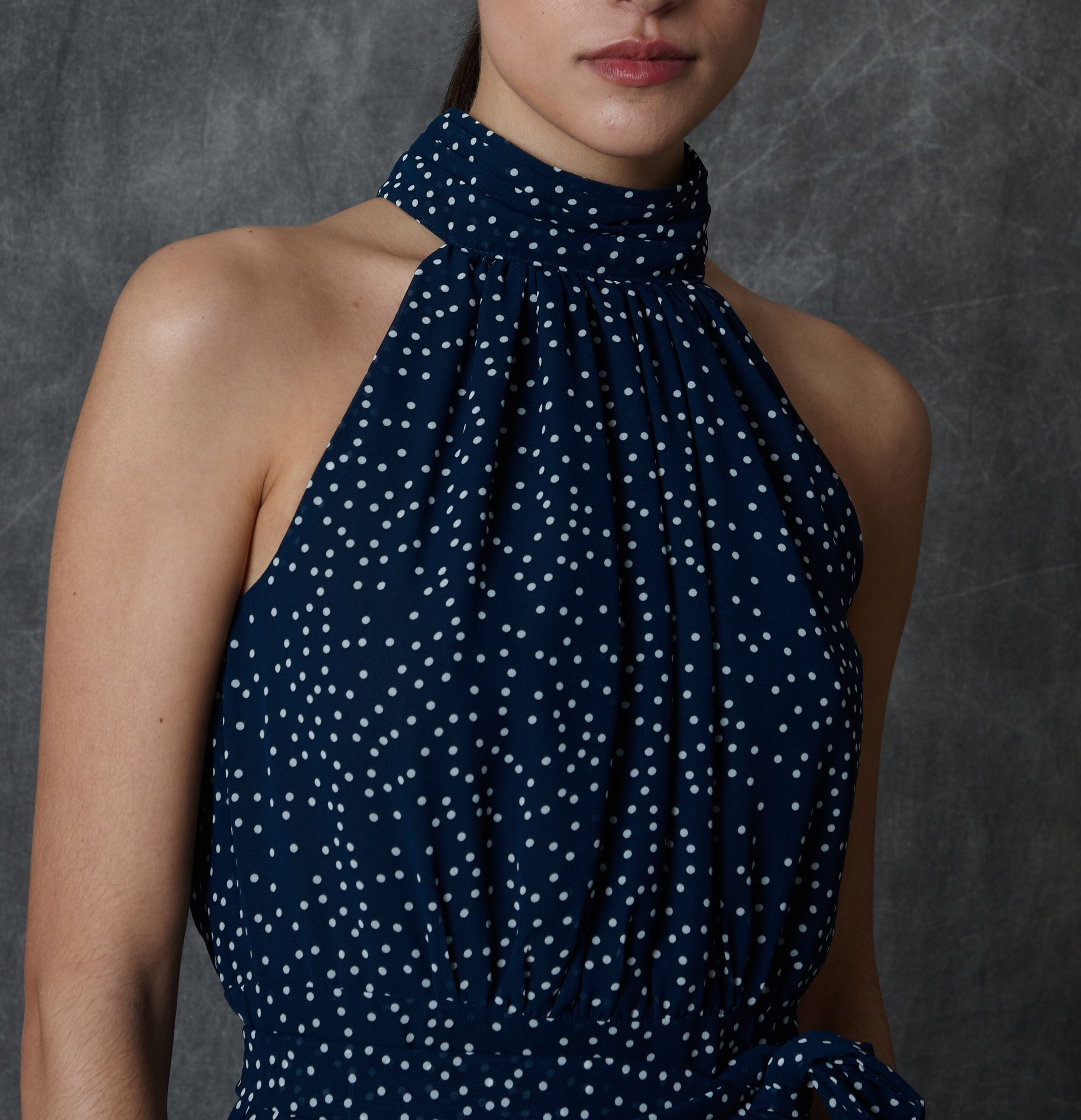 Vestido halter midi azul con estampado de lunares y lazada