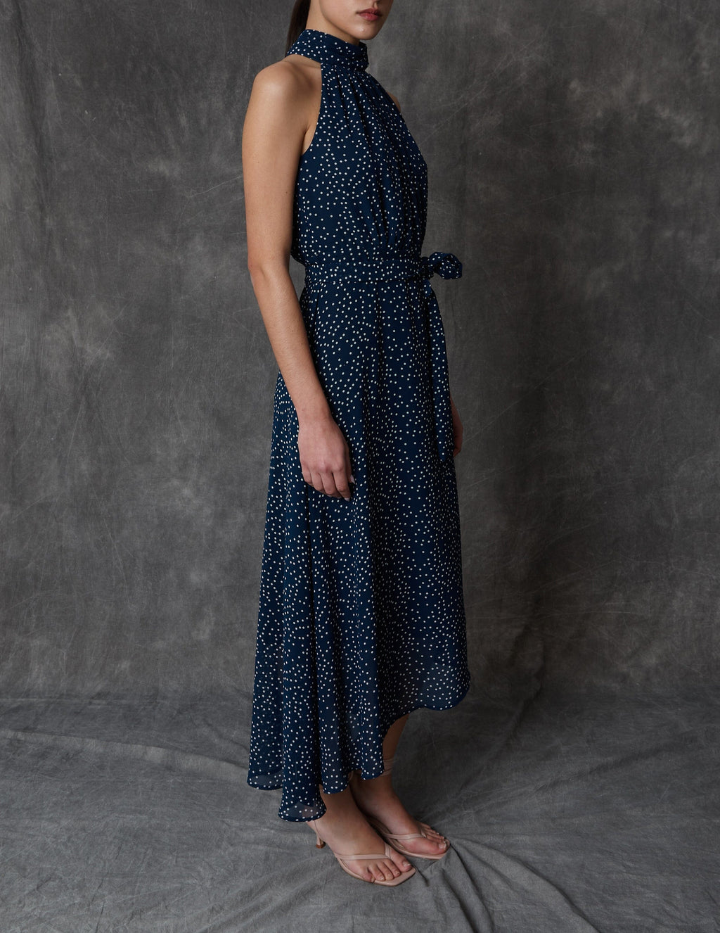 Vestido halter midi azul con estampado de lunares y lazada