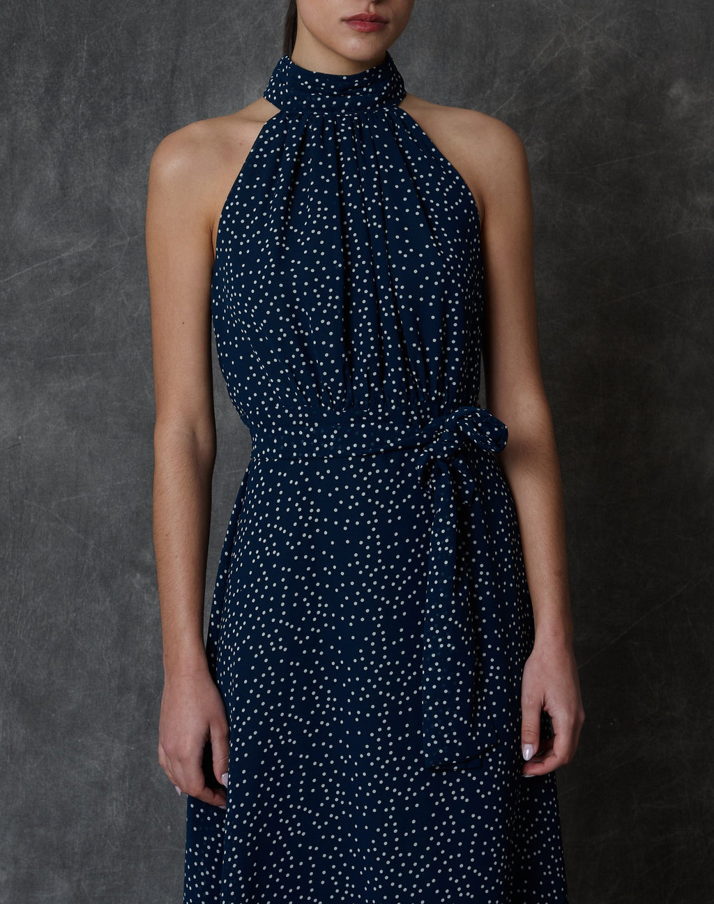 Vestido halter midi azul con estampado de lunares y lazada