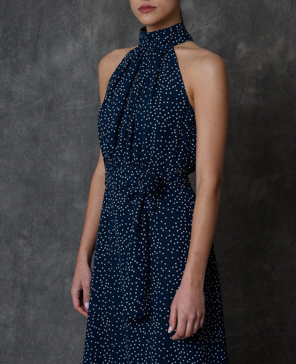 Vestido halter midi azul con estampado de lunares y lazada