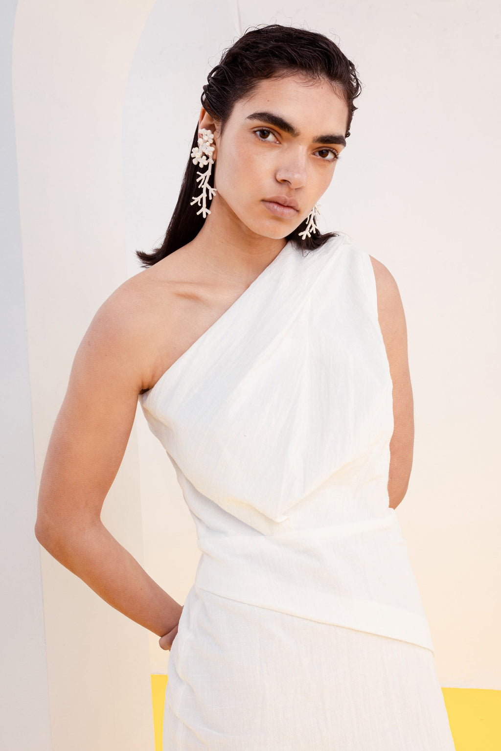 VESTIDO MARELLA CON UN HOMBRO BLANCO