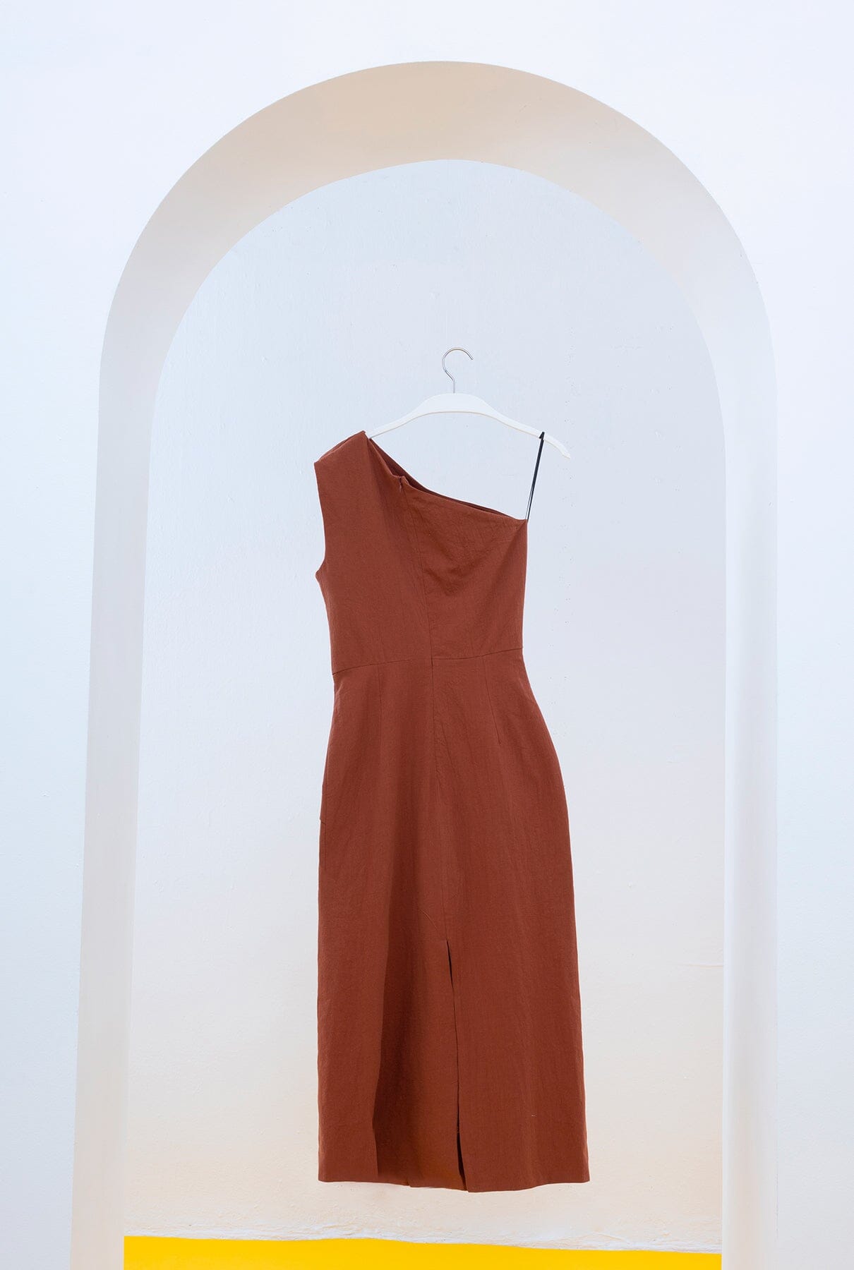 VESTIDO MARELLA CON UN HOMBRO MARRÓN