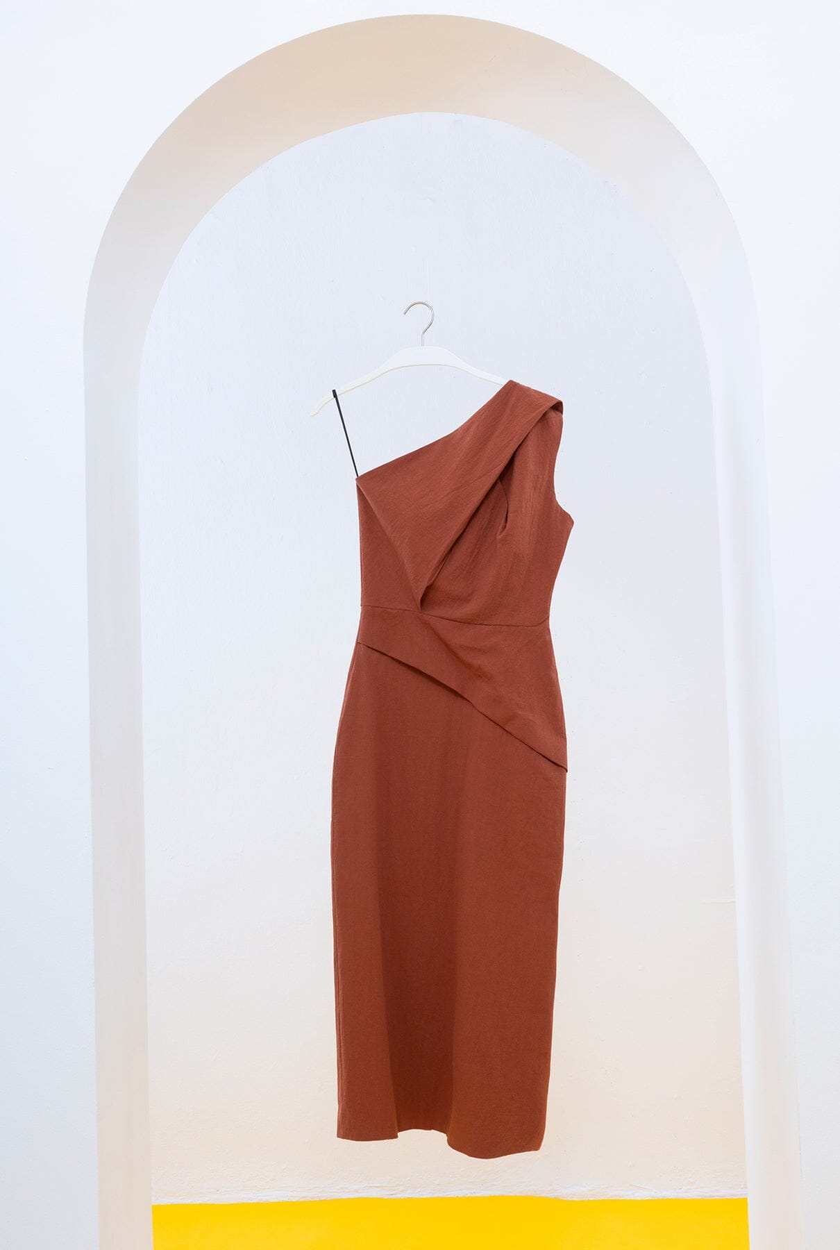 VESTIDO MARELLA CON UN HOMBRO MARRÓN