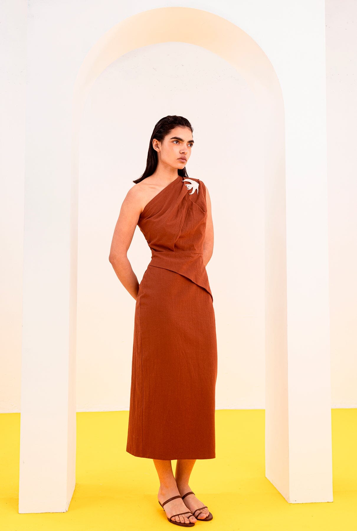 VESTIDO MARELLA CON UN HOMBRO MARRÓN